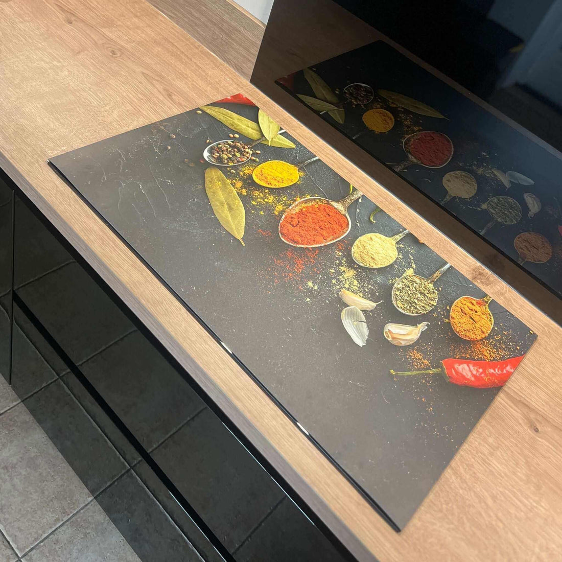 Warum Vinyl die beste Wahl für eine Herdabdeckplatte mit bunten Gewürzen auf einer Küchenarbeitsplatte aus Holz ist.