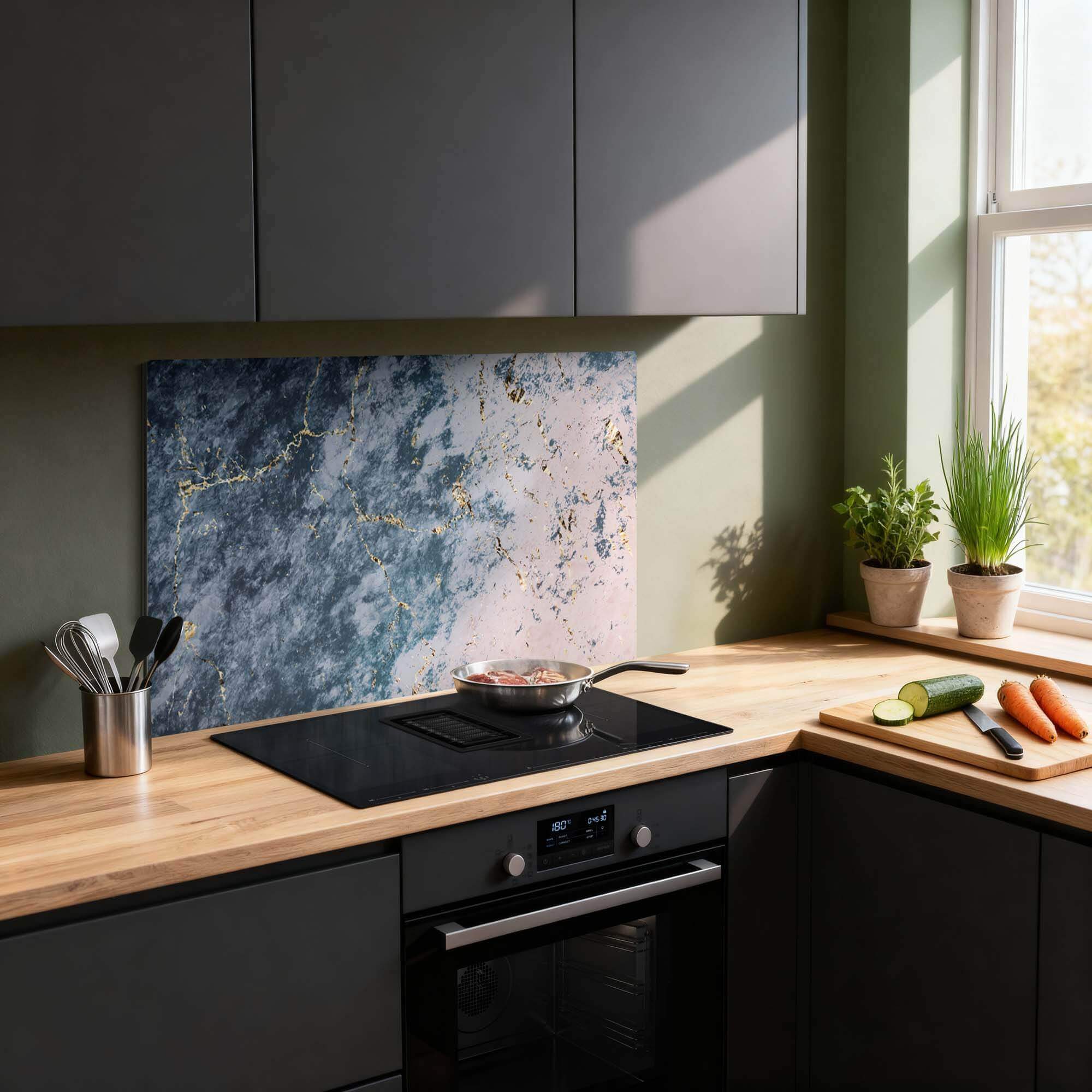 Luxuriöse Marmorspritzwand in moderner dunkler Küche