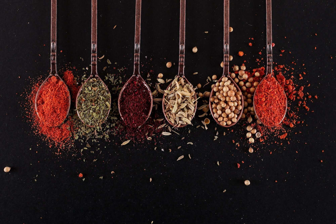 Herbal Market - Herdabdeckplatte mit Kräuterdesign auf Löffeln, inspiriert von frischen Küchenzutaten