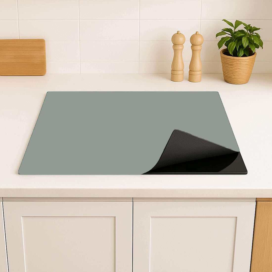 Schlichte Eleganz Herdabdeckplatte in elegantem Grau, perfekt für jeden Küchenstil.