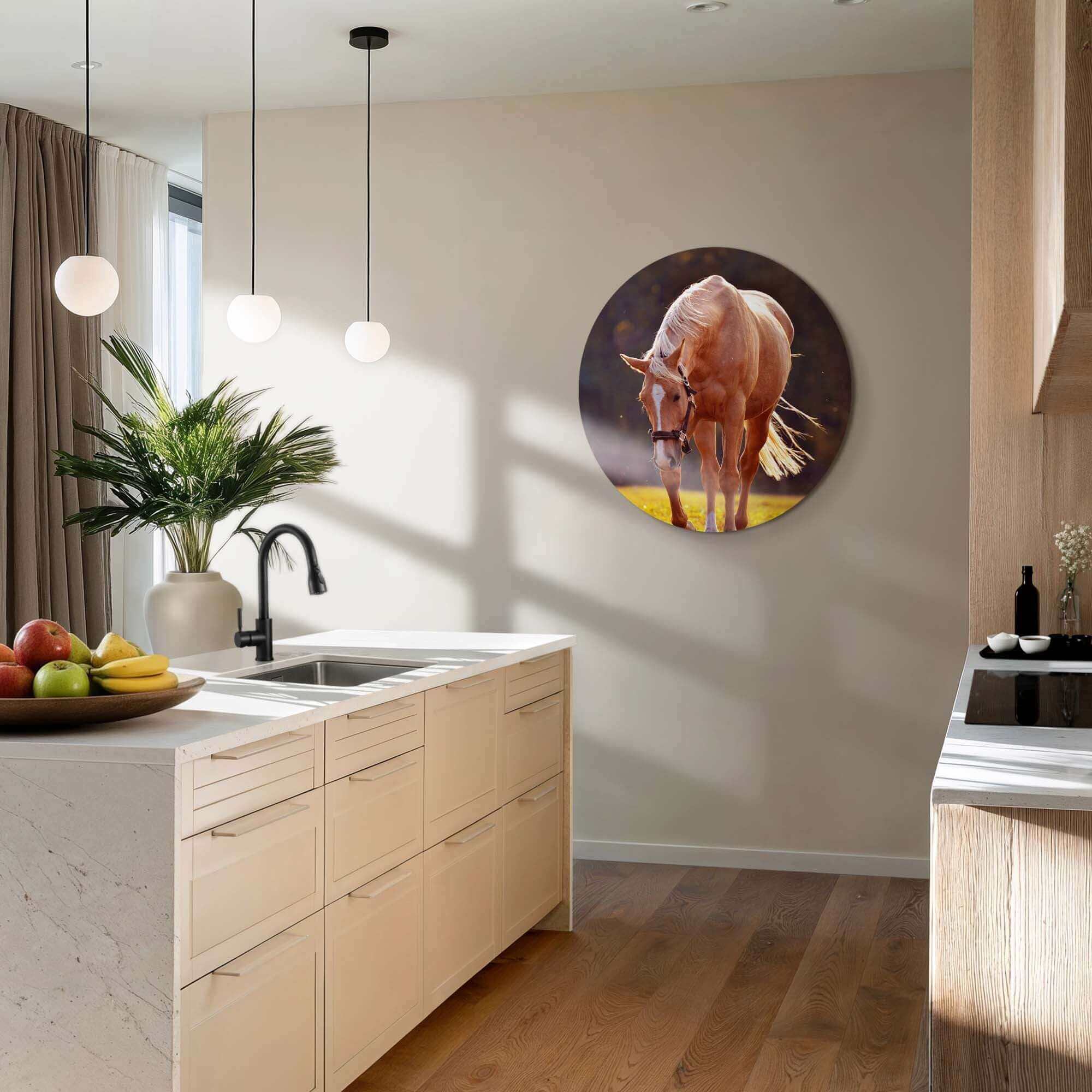Pferde Wandbild in moderner Küche, elegantes Dekor für Ruhe und Charakter. Wandbild aus Aluminium-Dibond mit natürlichem Pferdemotiv.