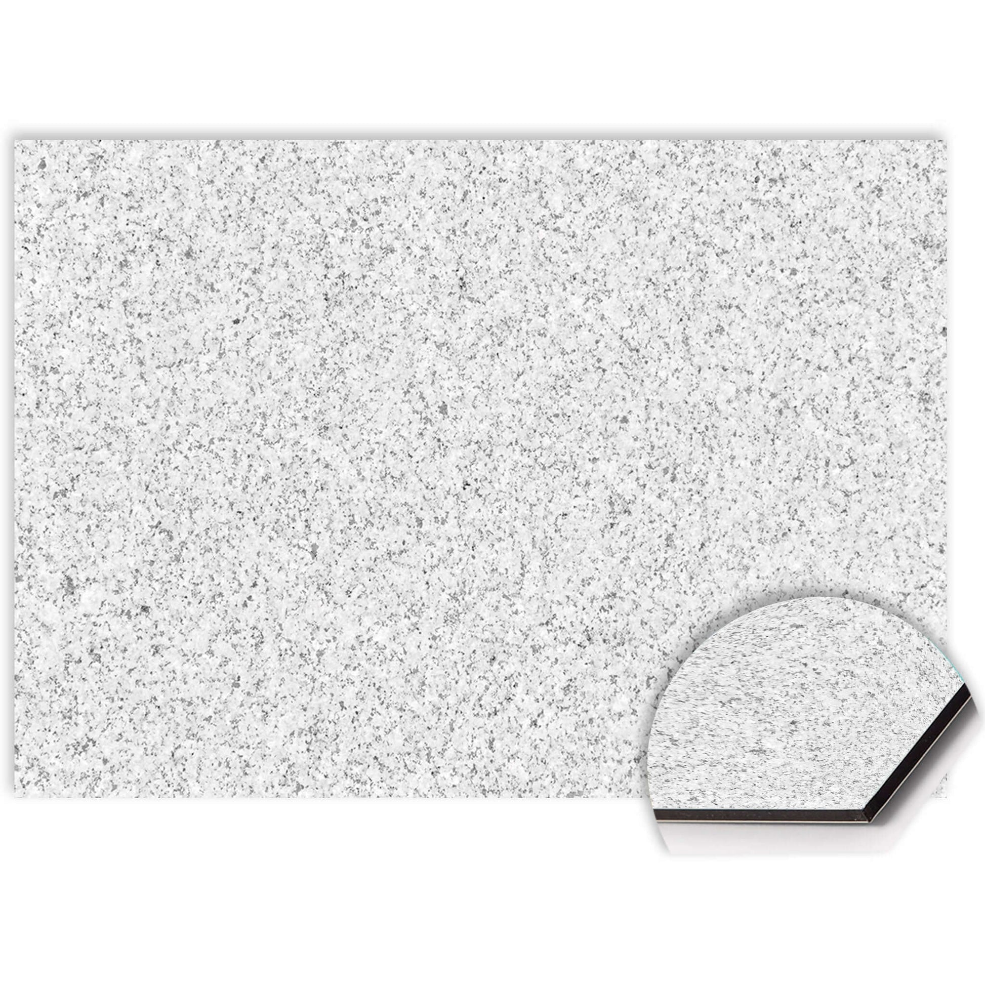 Nahaufnahme des Arctic Granite Spritzschutzes mit weißer Granitstruktur auf kratzfestem und hitzebeständigem Aluminium Dibond