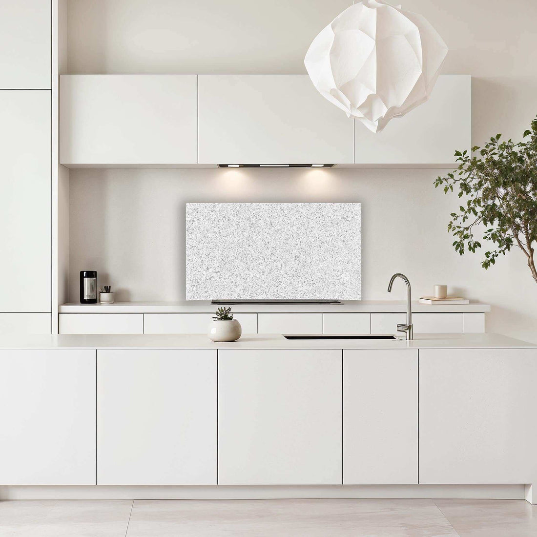 Weiße Küche mit Spritzschutz aus Arctic Granite Aluminium Dibond in heller Granitoptik