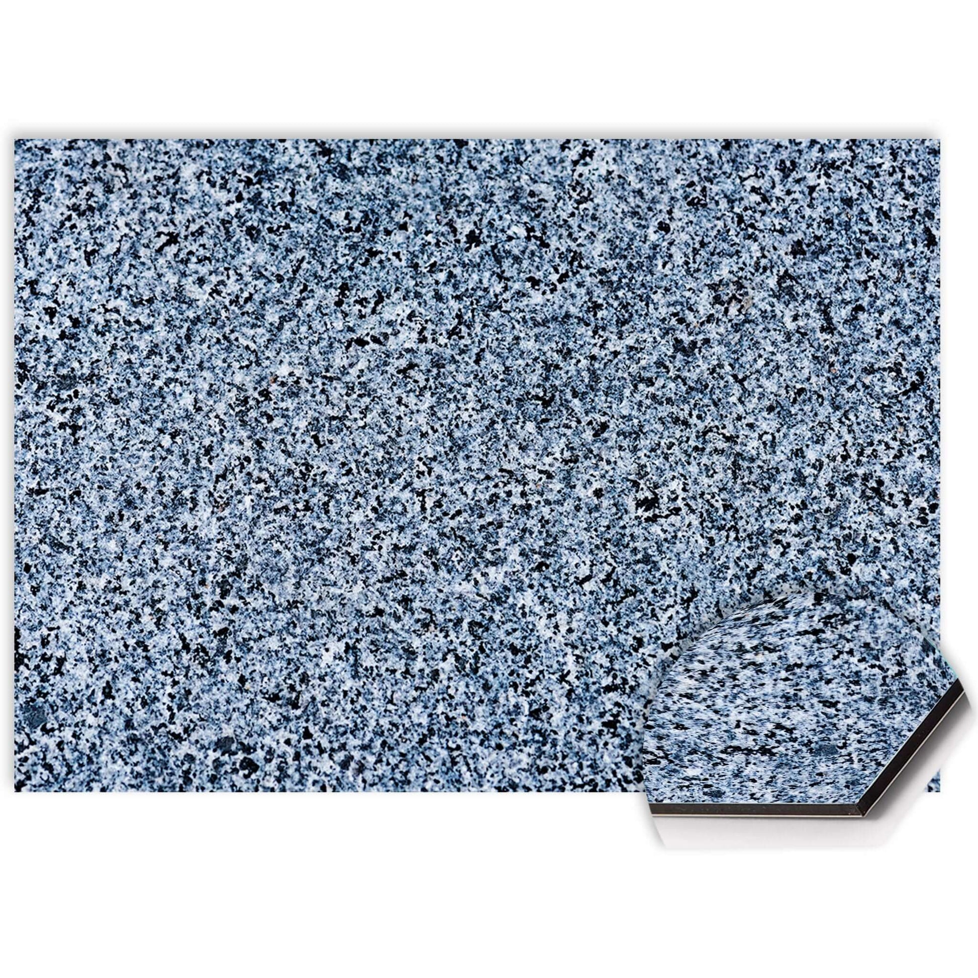Nahaufnahme von Baltic Granite Splash Screen mit blau-weißer Granitstruktur auf pflegeleichtem Aluminium Dibond