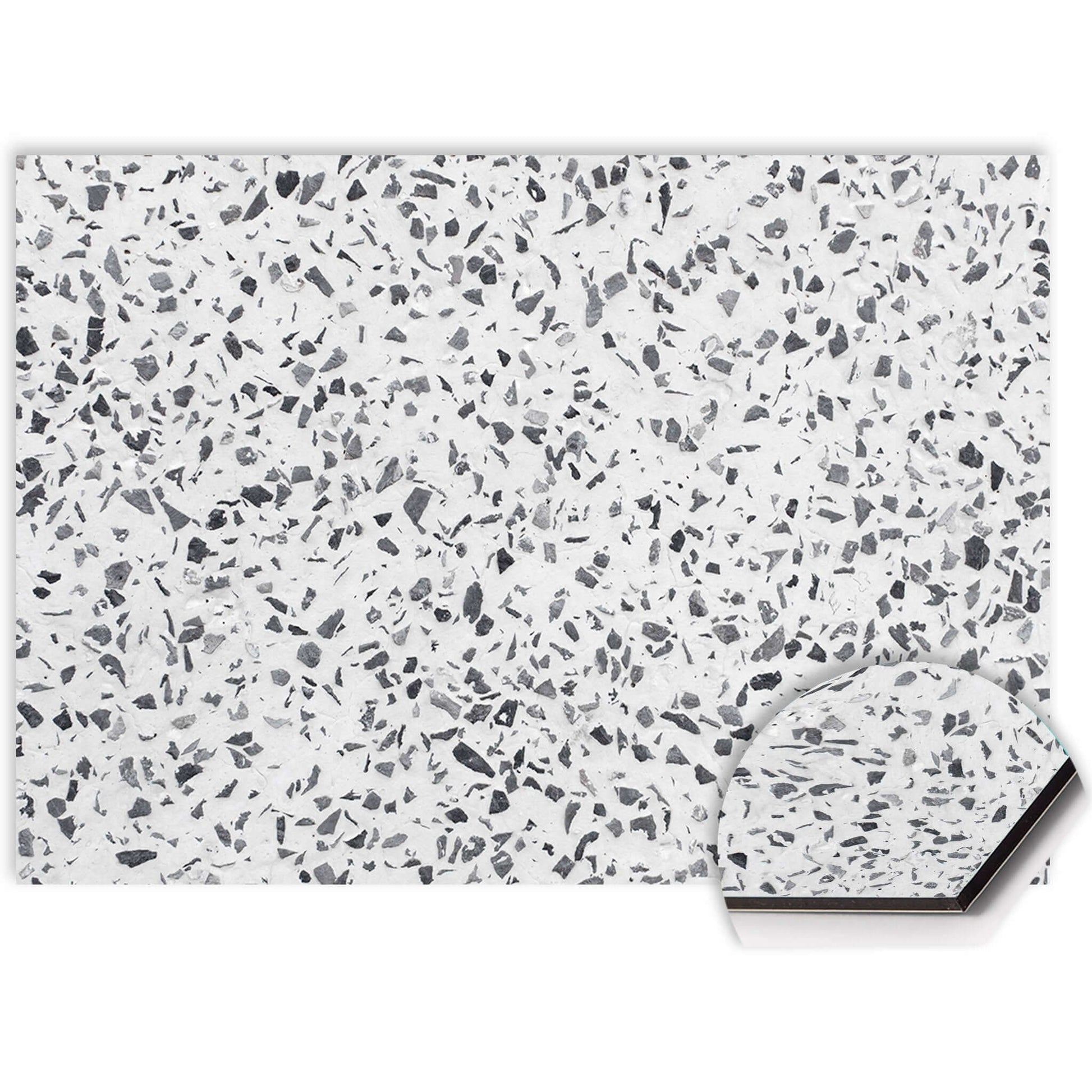 Nahaufnahme des Carrara Mist Spritzschutzes mit dezenter Marmoroptik auf kratzfestem und hitzebeständigem Aluminium Dibond