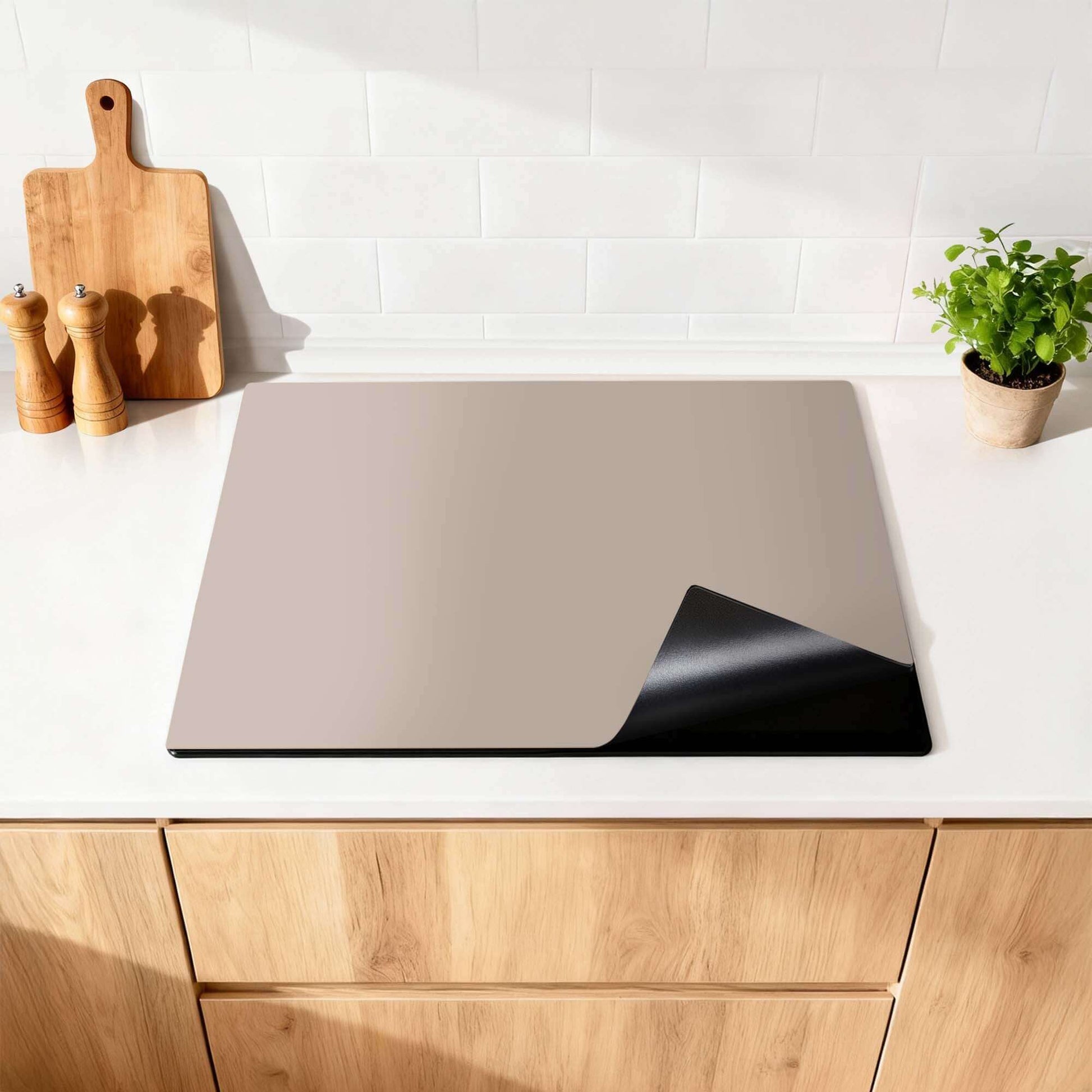 Taupe Mist - Herdabdeckplatte auf einer modernen Küchenoberfläche, elegant und warm im Aussehen.