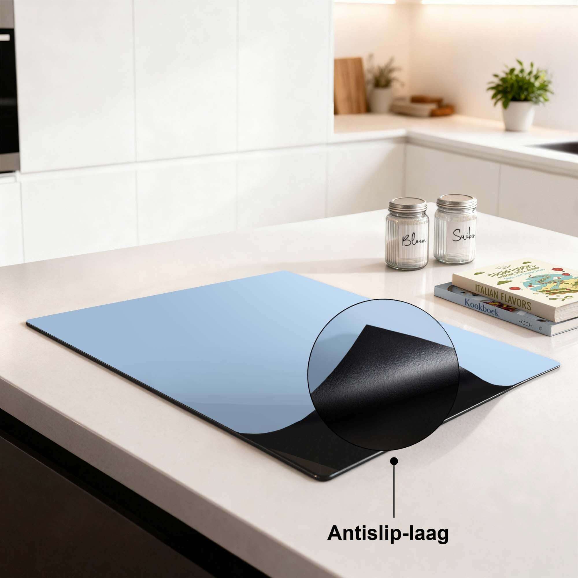 Clear Sky - Herdabdeckplatte auf einer rutschfesten Küchenarbeitsplatte