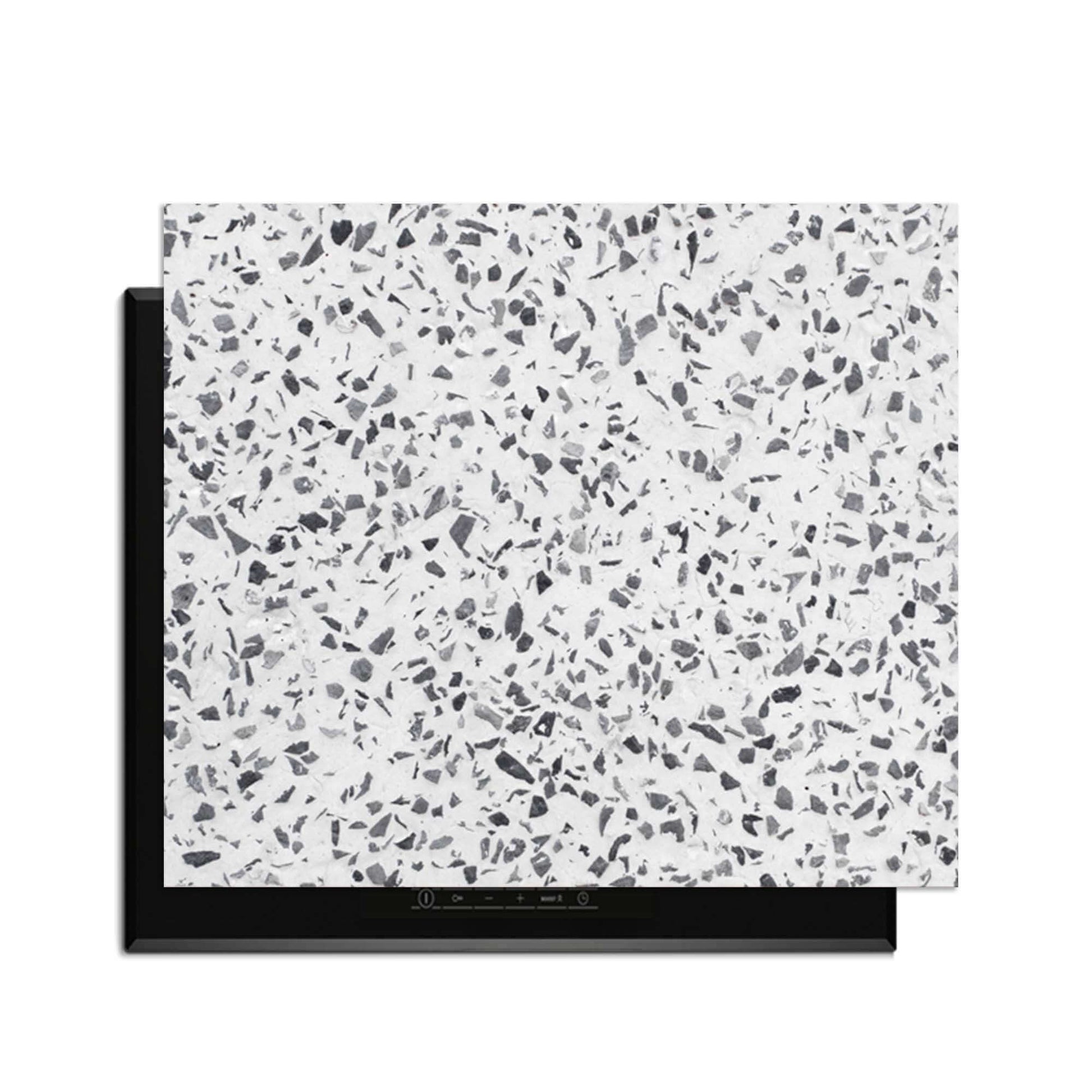 Carrara Mist - Herdabdeckplatte auf einem Induktionskochfeld, elegantes Design inspiriert von italienischem Marmor.