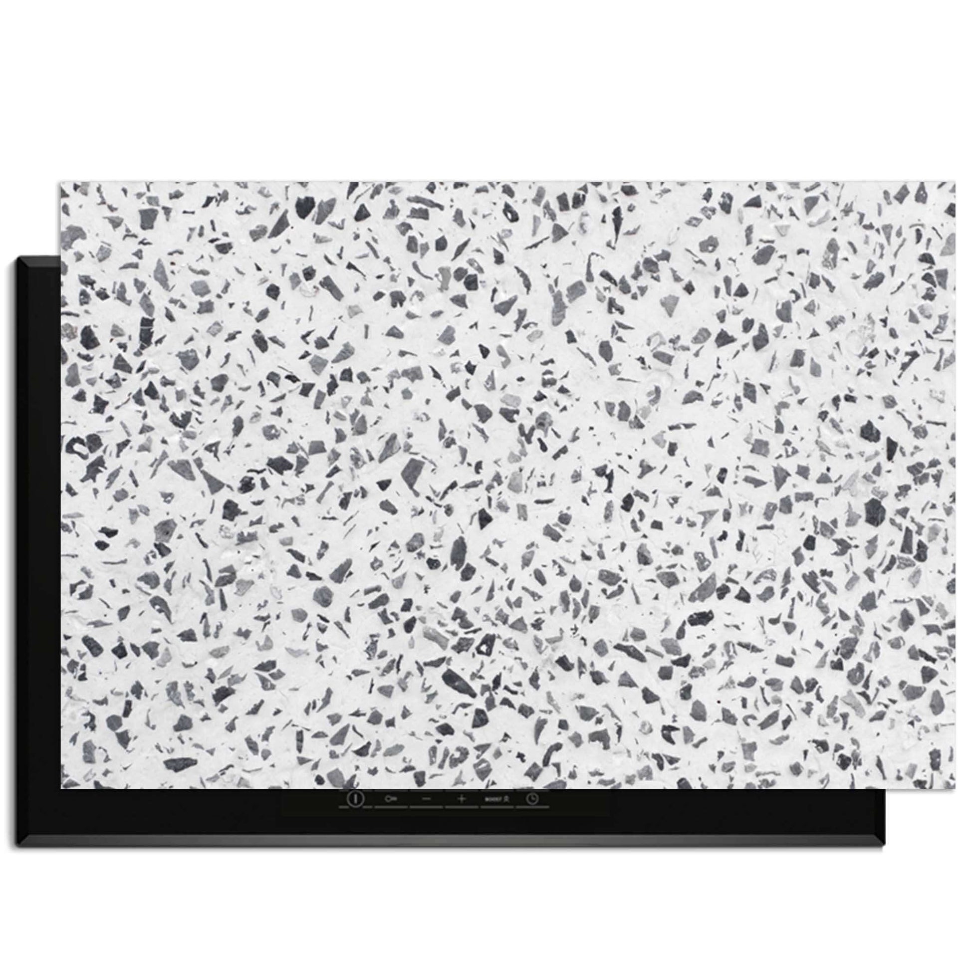 Carrara Mist - Herdabdeckplatte auf einem Induktionskochfeld mit elegantem italienischem Marmor-Design.