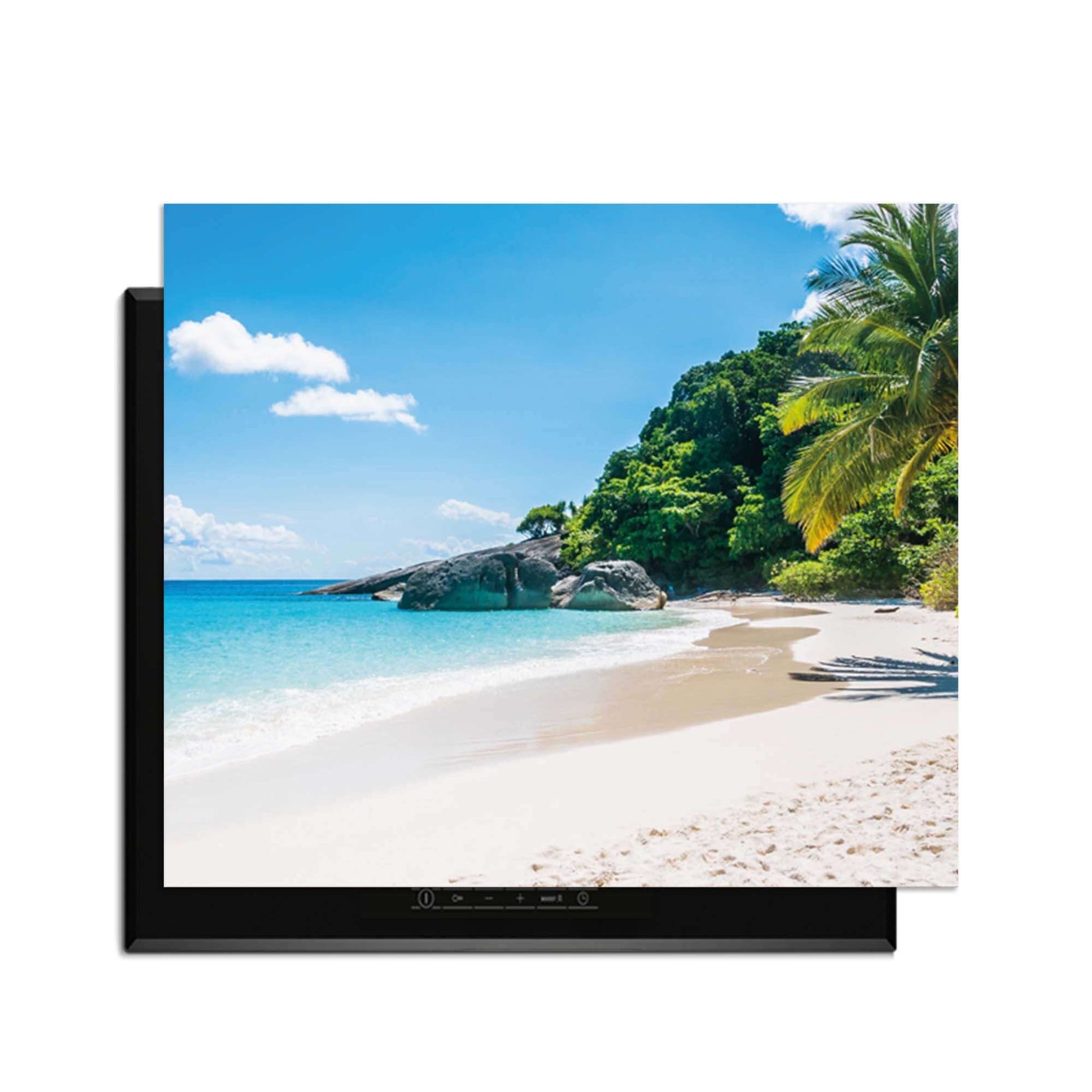 Tropical Escape - Herdabdeckplatte mit Blick auf einen tropischen Strand und Palmen.