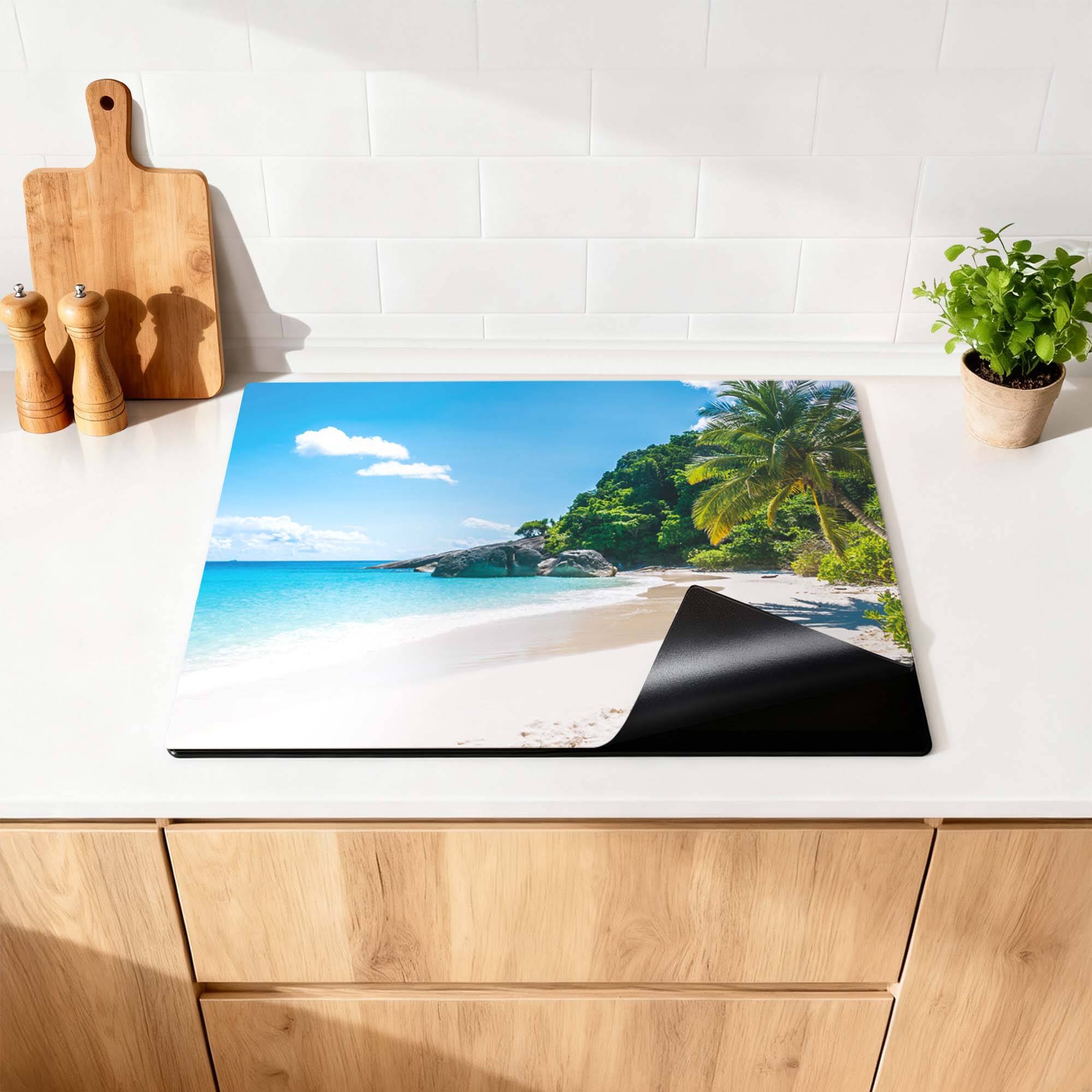 Tropical Escape - Herdabdeckplatte auf einer Küchenarbeitsplatte mit einem tropischen Strandmotiv.