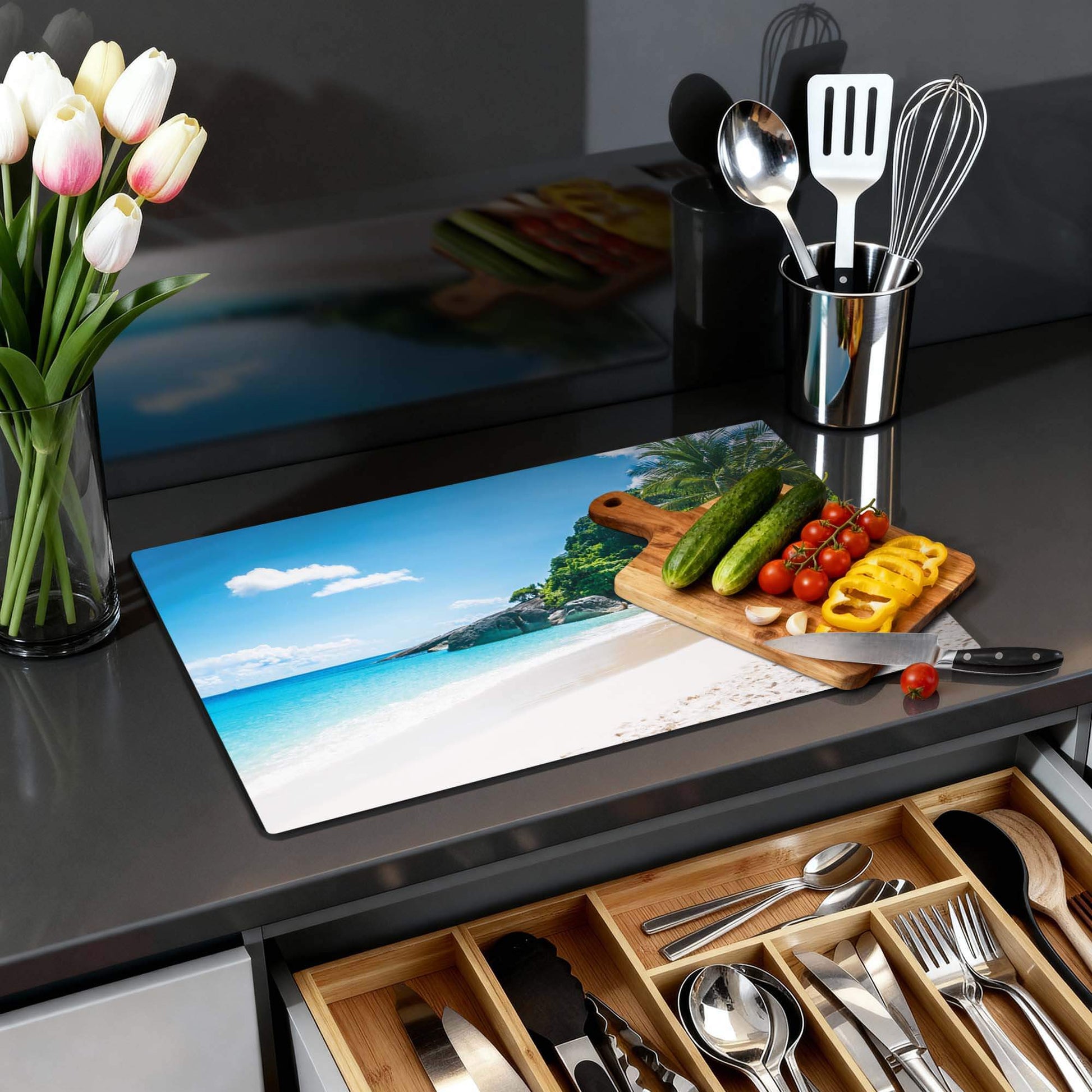 Tropical Escape - Herdabdeckplatte mit tropischem Stranddesign auf einer modernen Küchenarbeitsplatte.