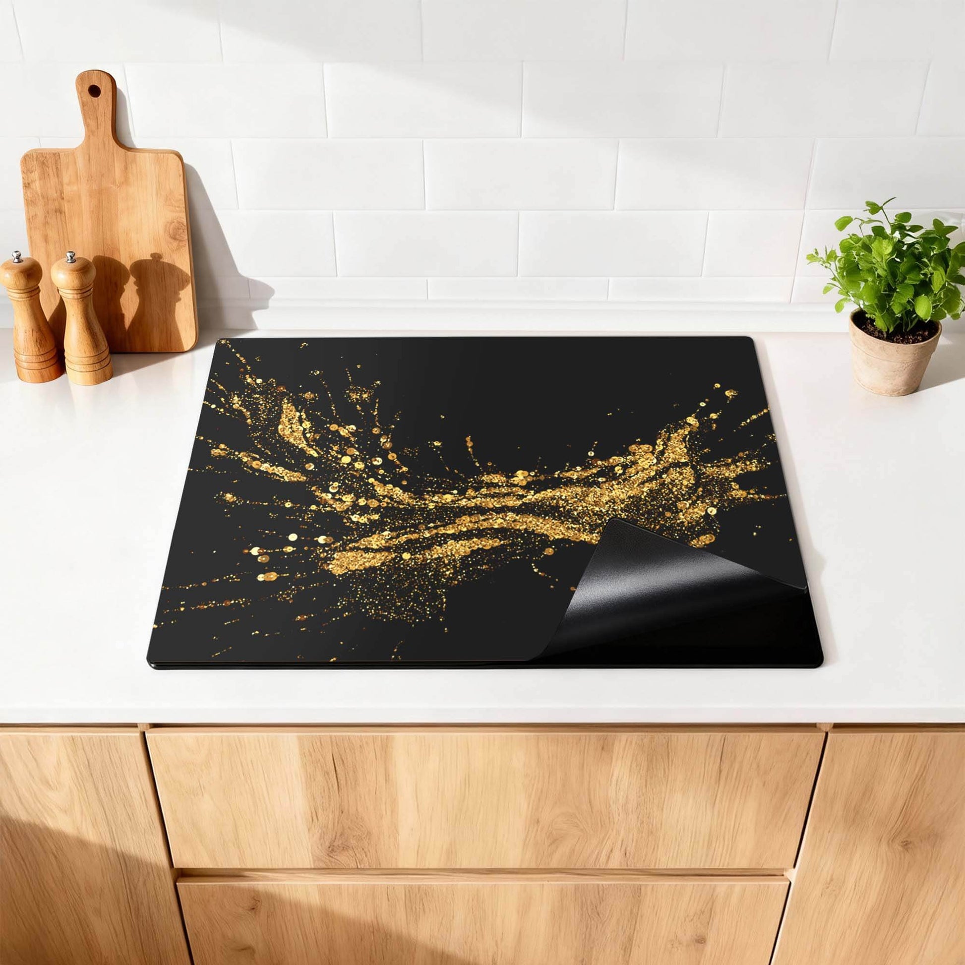 Golden Splash - Herdabdeckplatte auf einer stilvollen Küchenarbeitsplatte, kombiniert mit Luxus und praktischem Schutz.