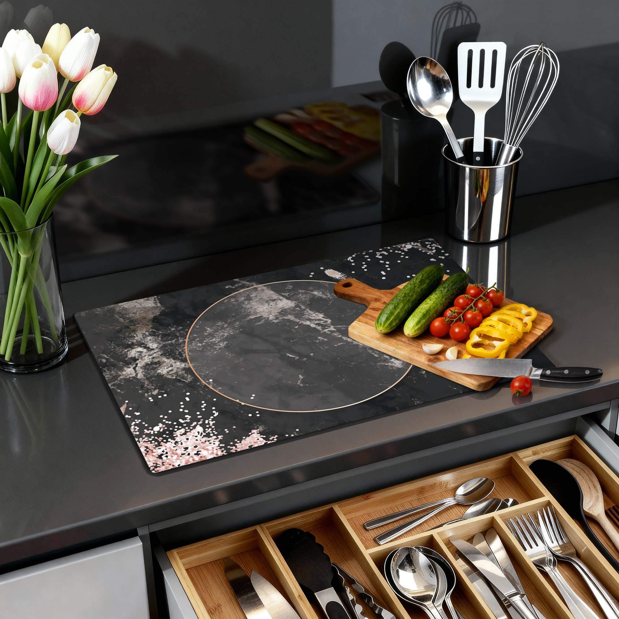 Midnight Rose - Herdabdeckplatte auf einer modernen Küchenarbeitsplatte mit Gemüse und Blumen.