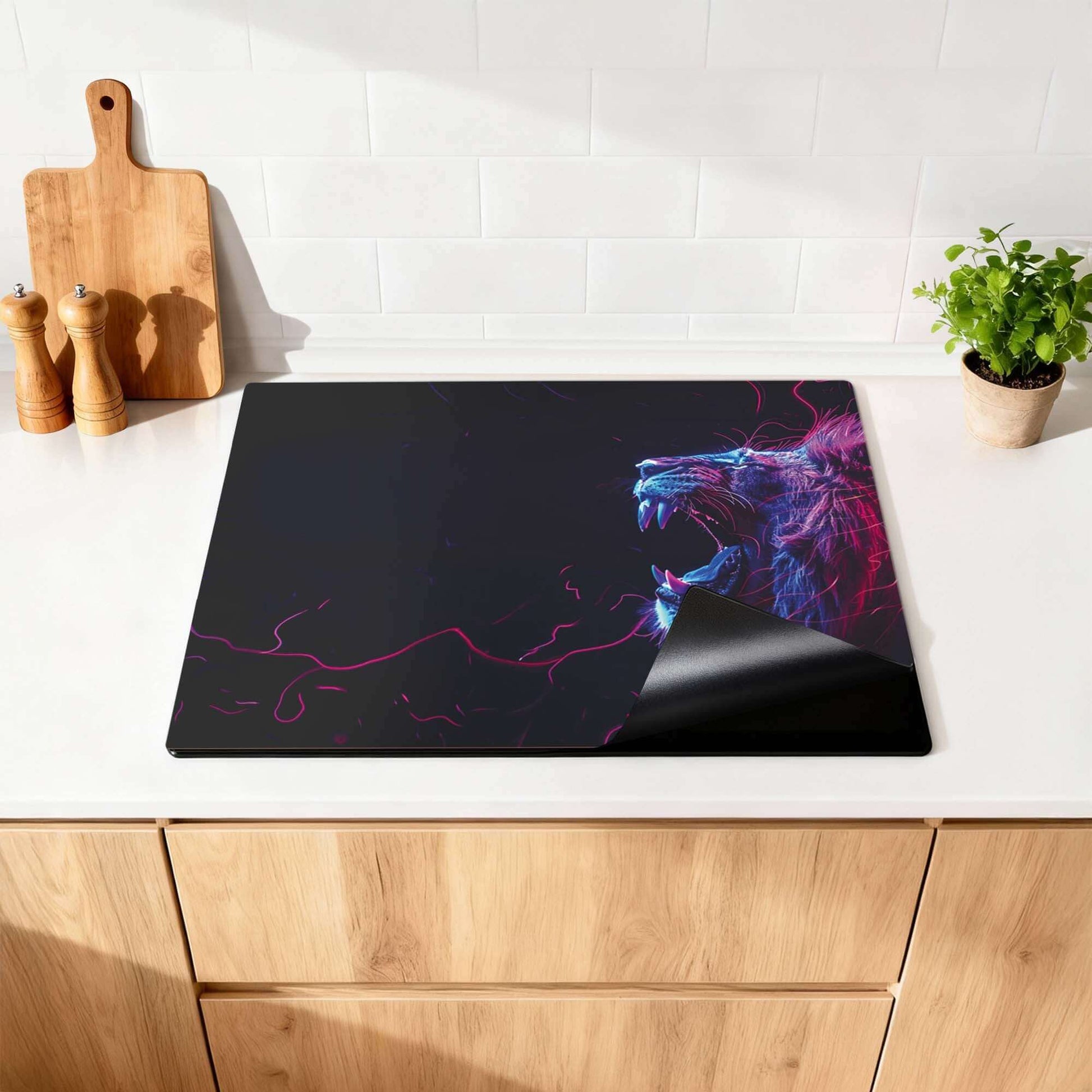 Neon Roar - Herdabdeckplatte auf einer modernen Küchenarbeitsplatte mit einem farbenfrohen Löwendesign.