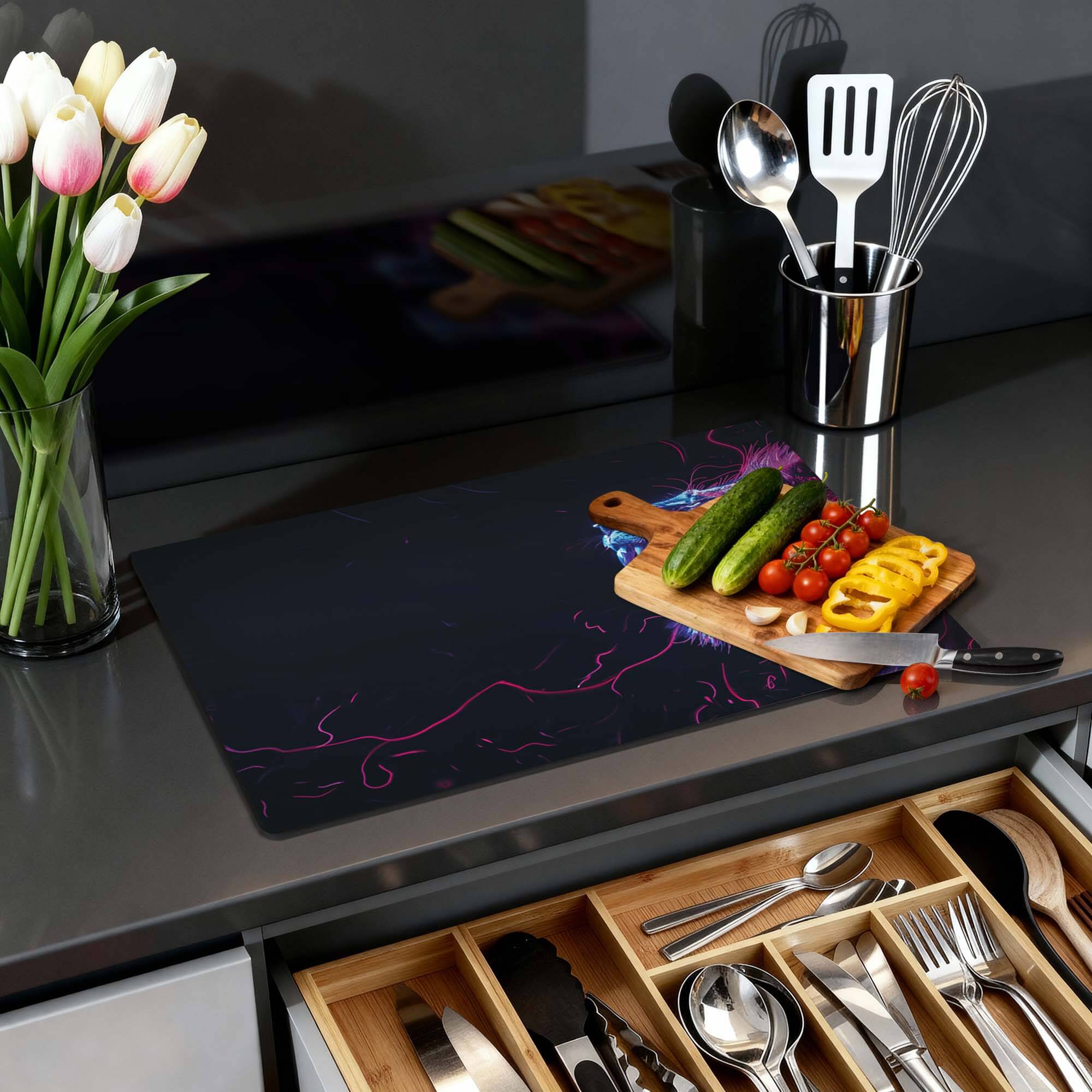 Neon Roar - Herdabdeckplatte auf einer Küchenarbeitsplatte mit frischem Gemüse und Utensilien.
