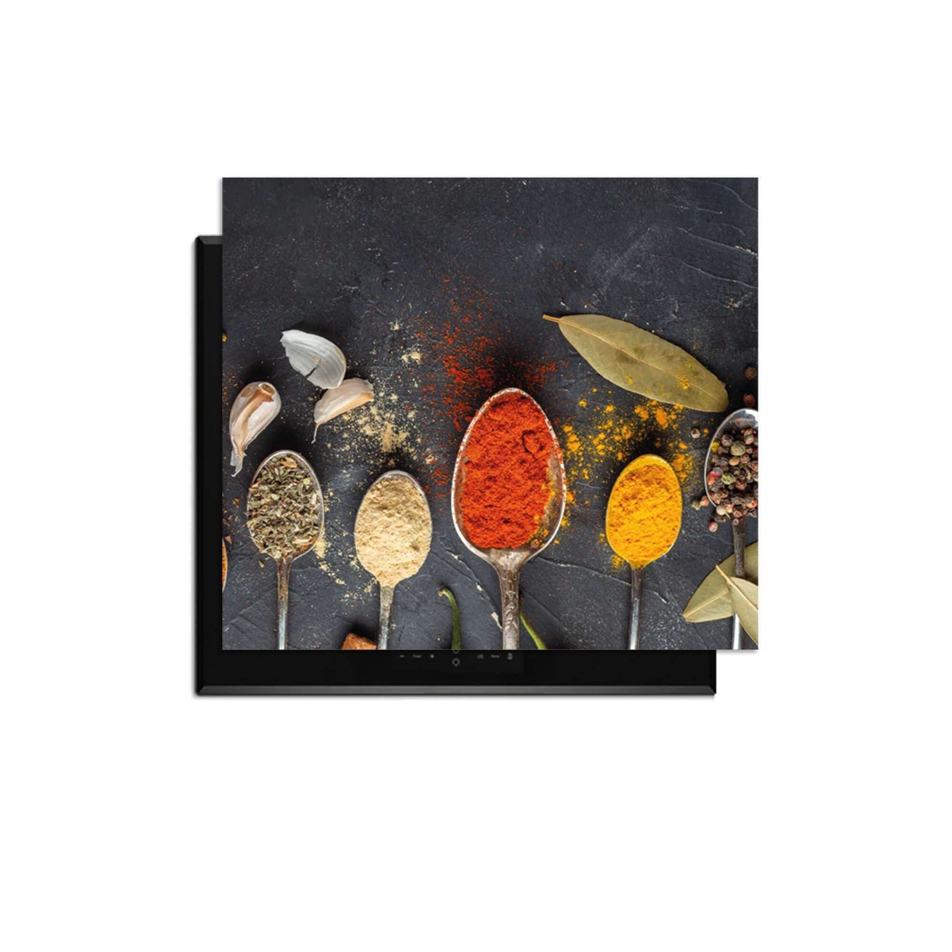 Spice Essence - Herdabdeckplatte mit eleganten Löffeln voller aromatischer Kräuter und Gewürze auf dunklem Hintergrund.