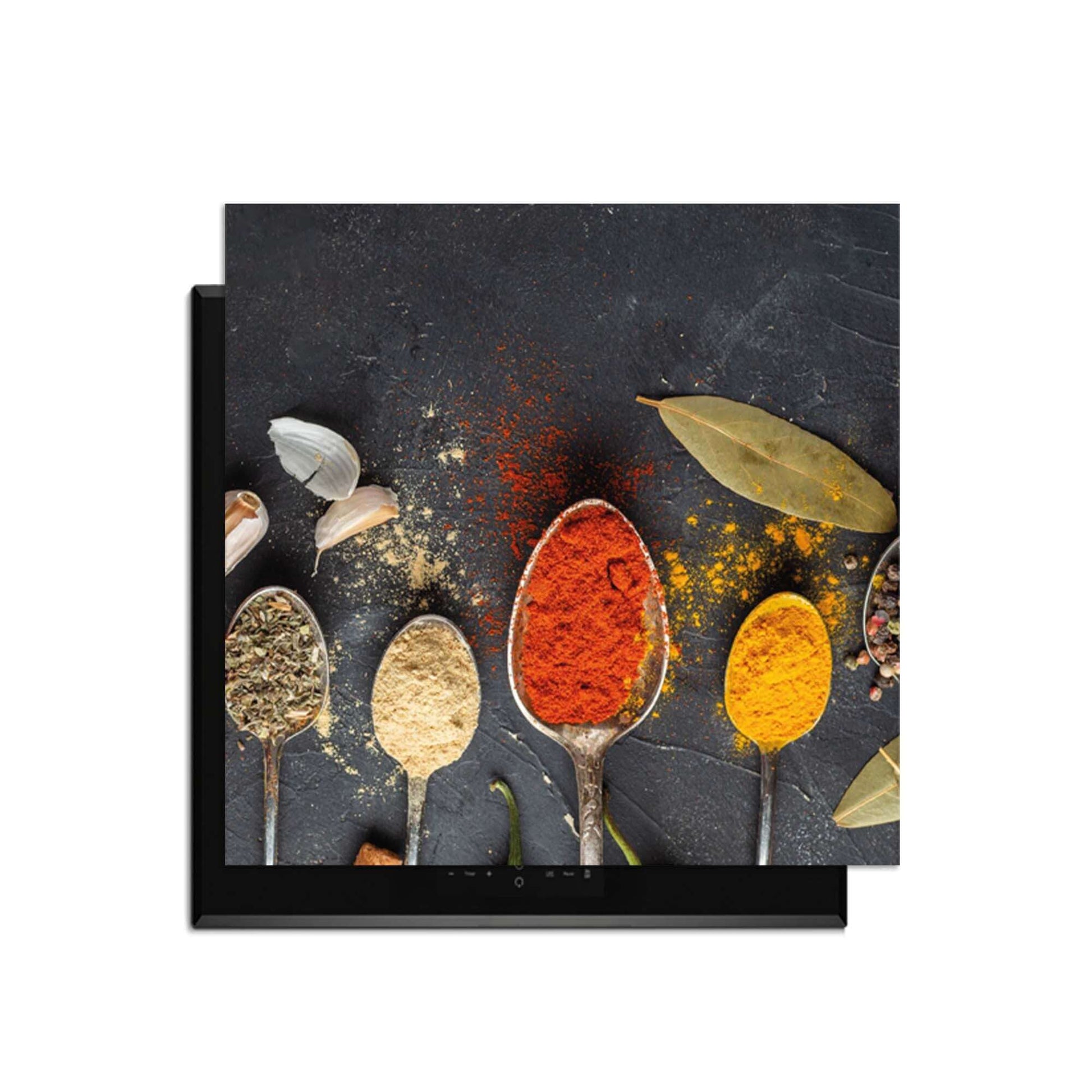 Spice Essence - Herdabdeckplatte mit Löffeln voller Kräuter und Gewürze auf dunklem Hintergrund.