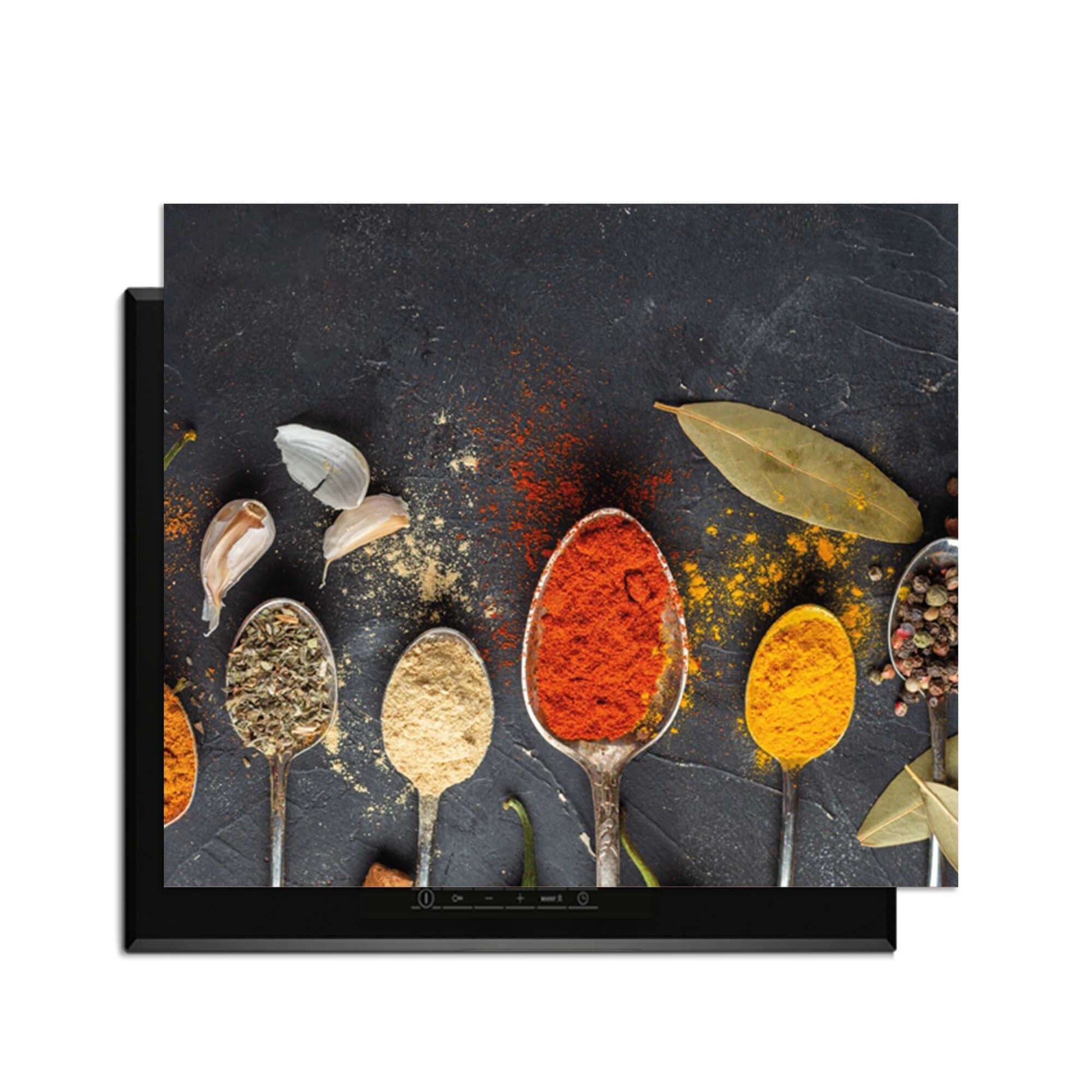 Spice Essence - Herdabdeckplatte mit eleganten Löffeln voller aromatischer Kräuter und Gewürze auf dunklem Hintergrund.