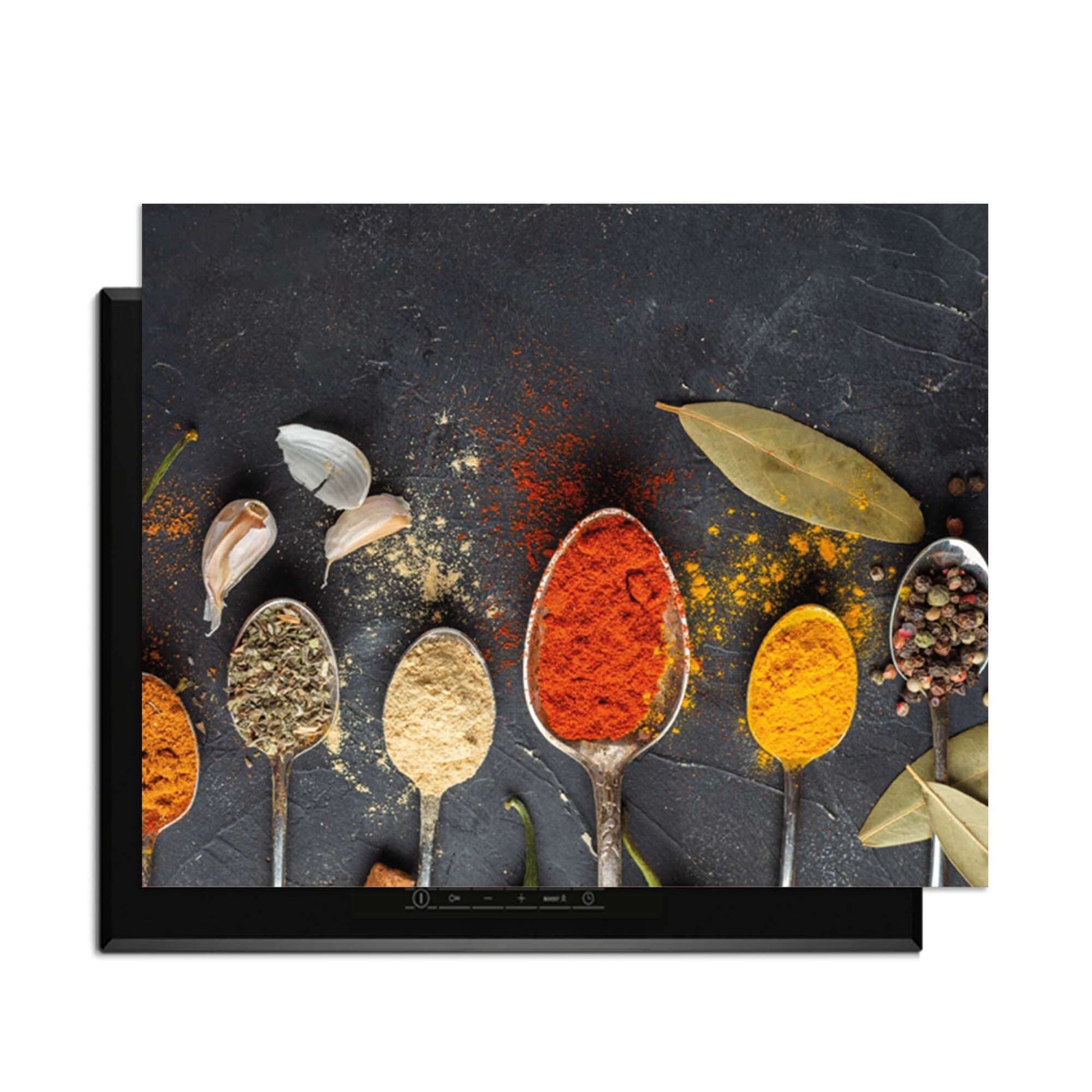 Spice Essence - Herdabdeckplatte mit Löffeln voller aromatischer Kräuter und Gewürze auf dunklem Hintergrund.