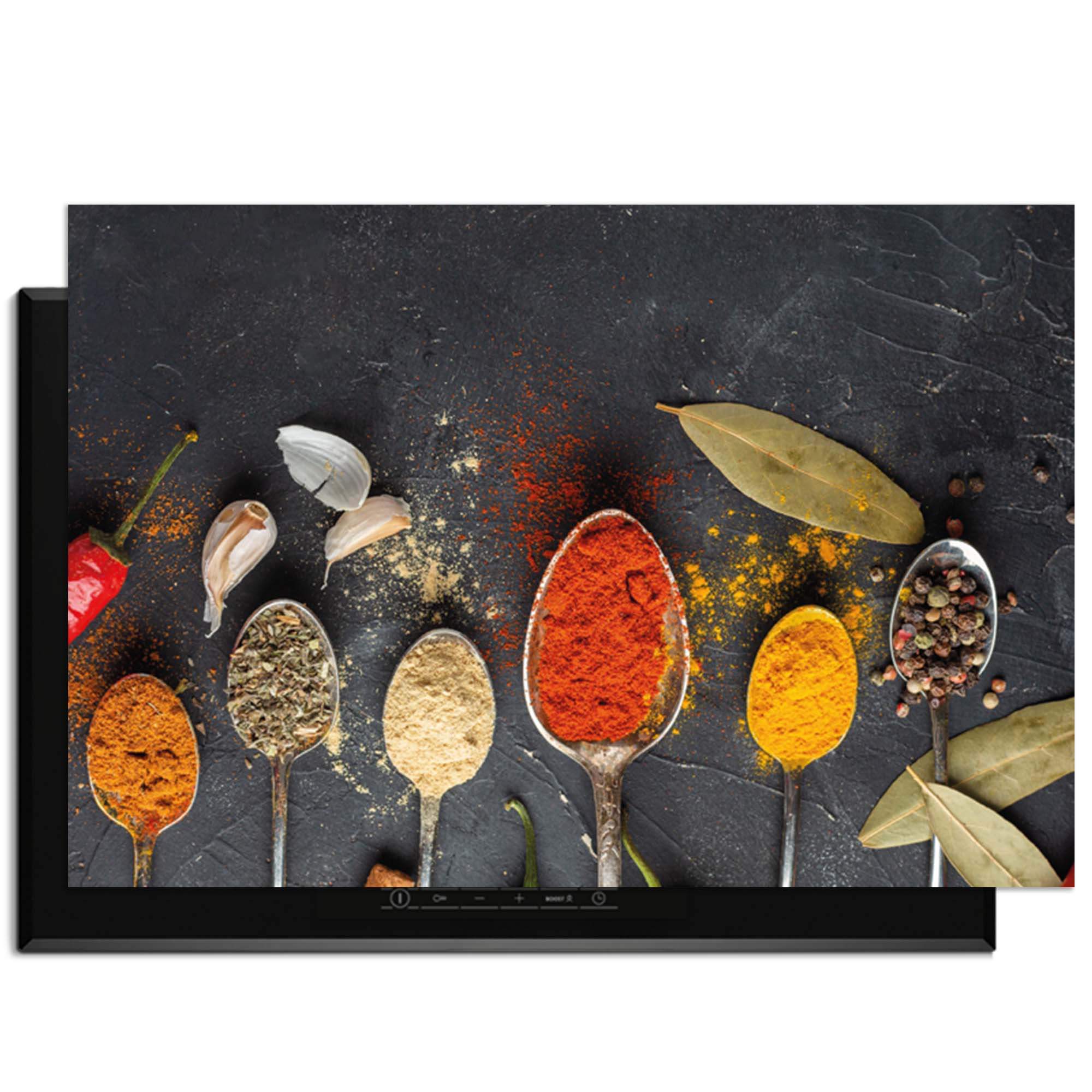 Spice Essence - Herdabdeckplatte mit Löffeln voller Kräuter und Gewürze auf dunklem Hintergrund.