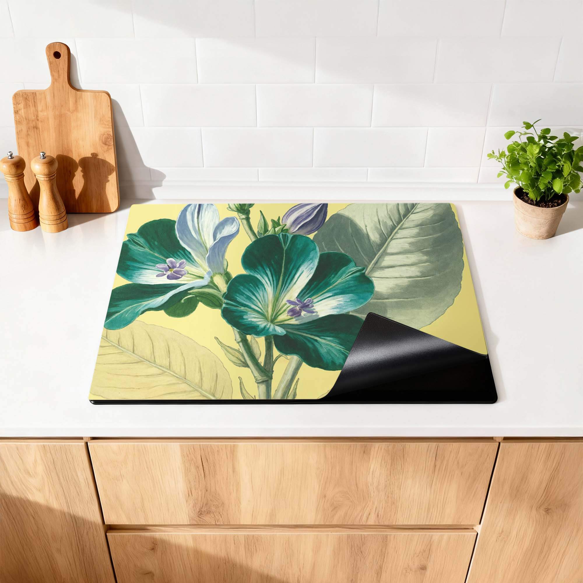 Botanical Glow - Herdabdeckplatte mit lebhaften Blumen auf einer warmgelben Leinwand.