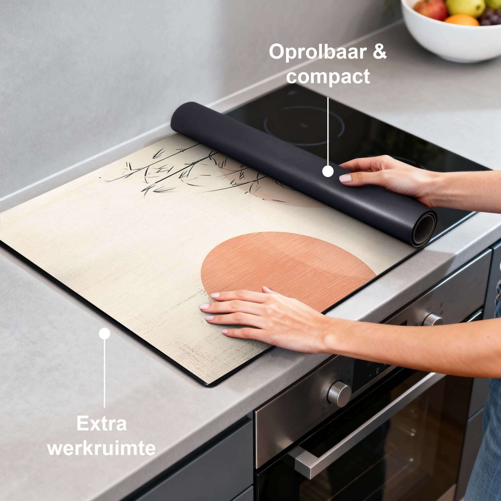 Zen Balance - Japandi Herdabdeckplatte auf einer Küchenarbeitsplatte mit minimalistischem Design.