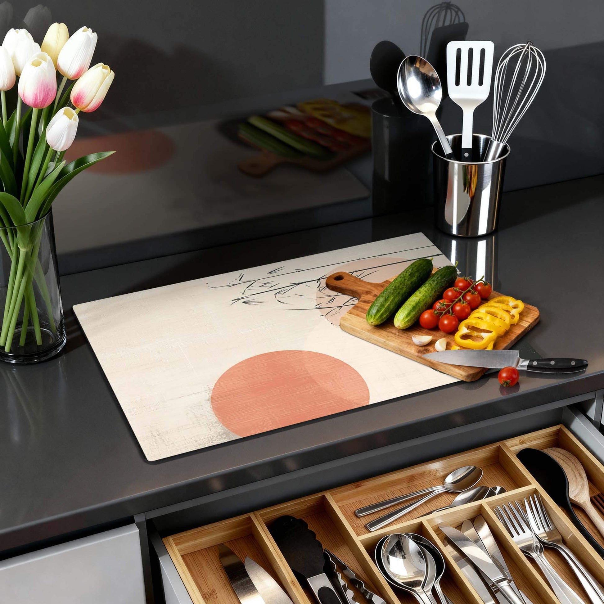 Zen Balance - Japandi Herdabdeckplatte auf einer modernen Küchenarbeitsplatte mit Gemüse und Blumen.