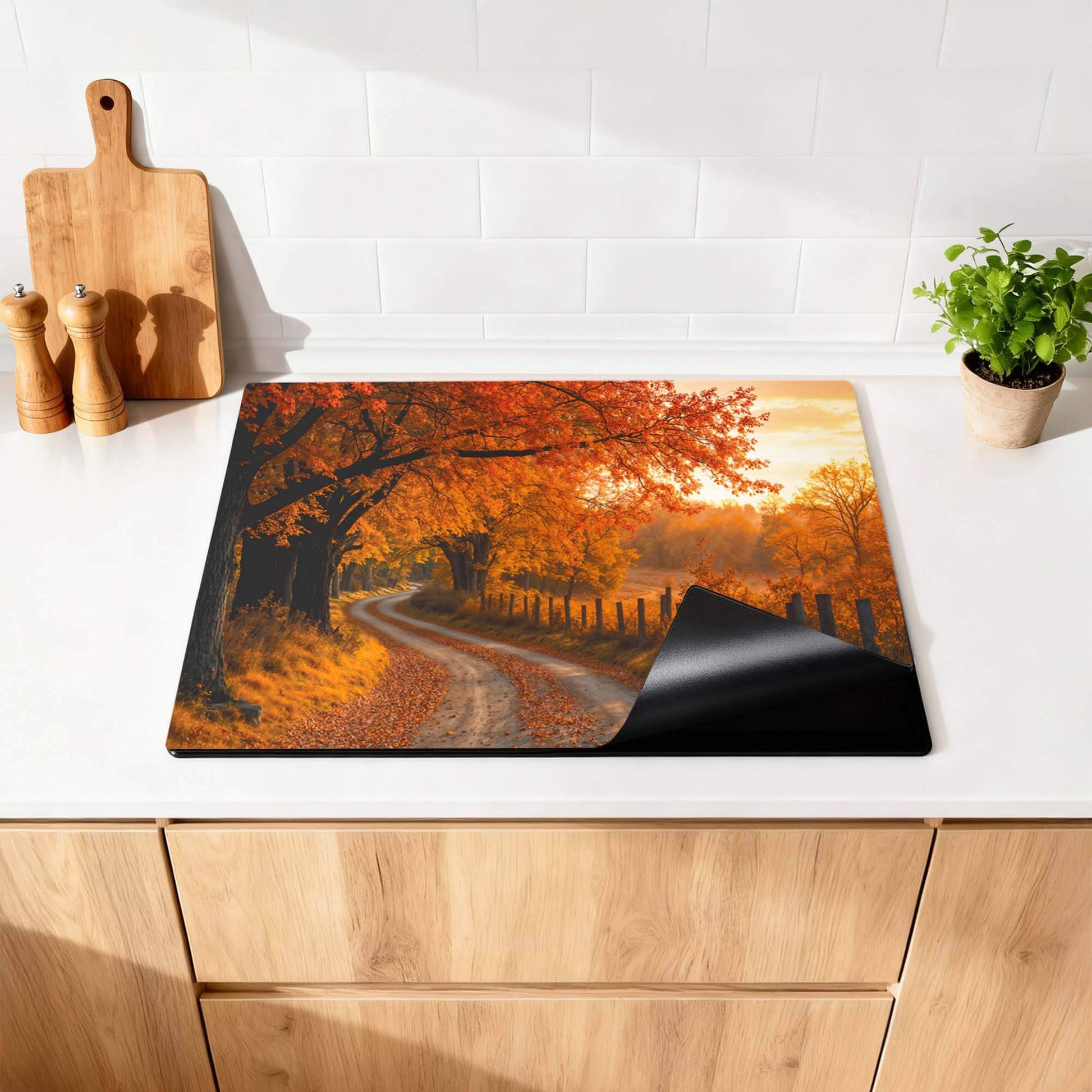 Goldener Herbst - Induktionswächter auf einem Küchentisch mit warmen Herbstfarben von leuchtend orangefarbenen Blättern.