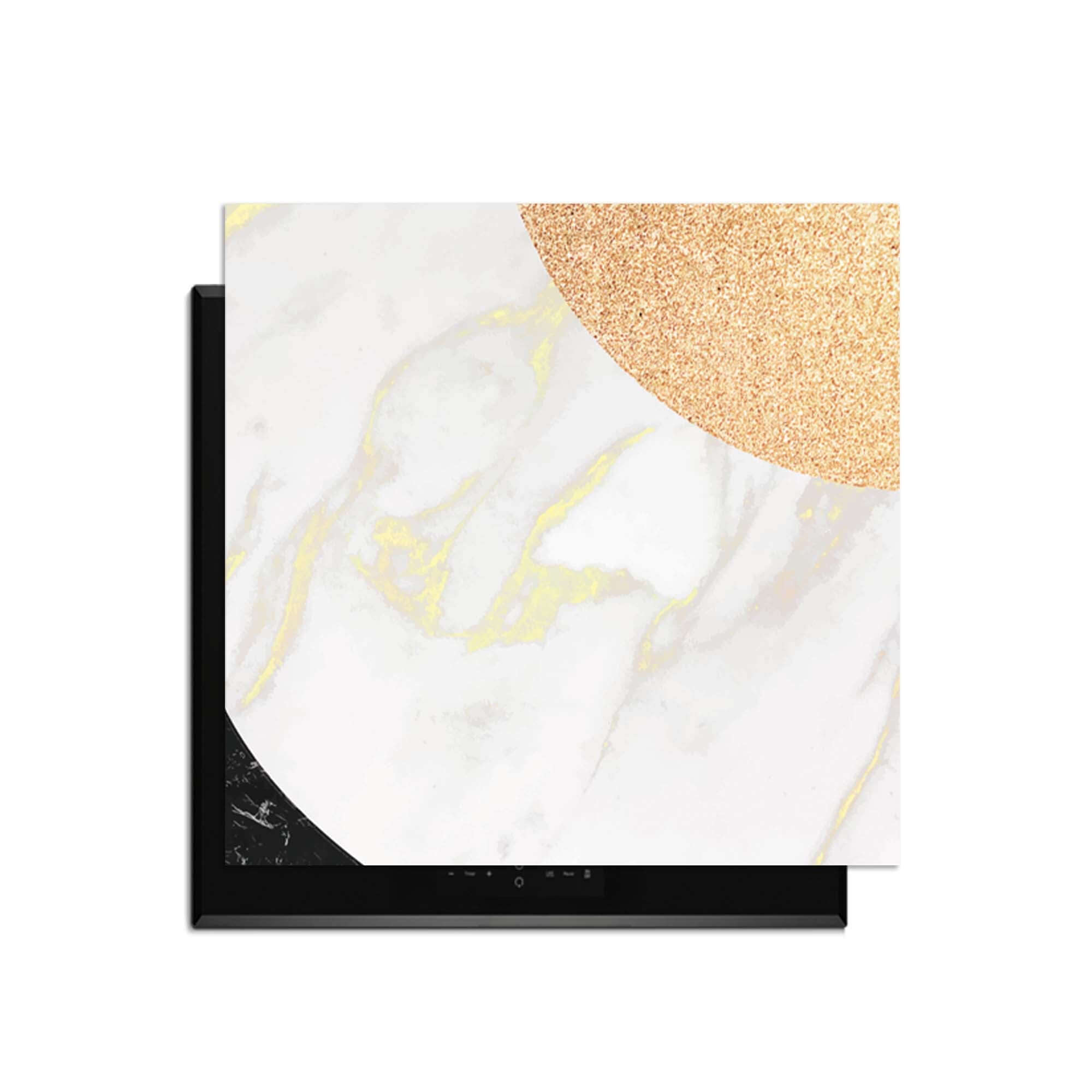 Marble Chic - Herdabdeckplatte mit weißem und schwarzem Marmor und goldenen Akzenten auf einem Induktionskochfeld.