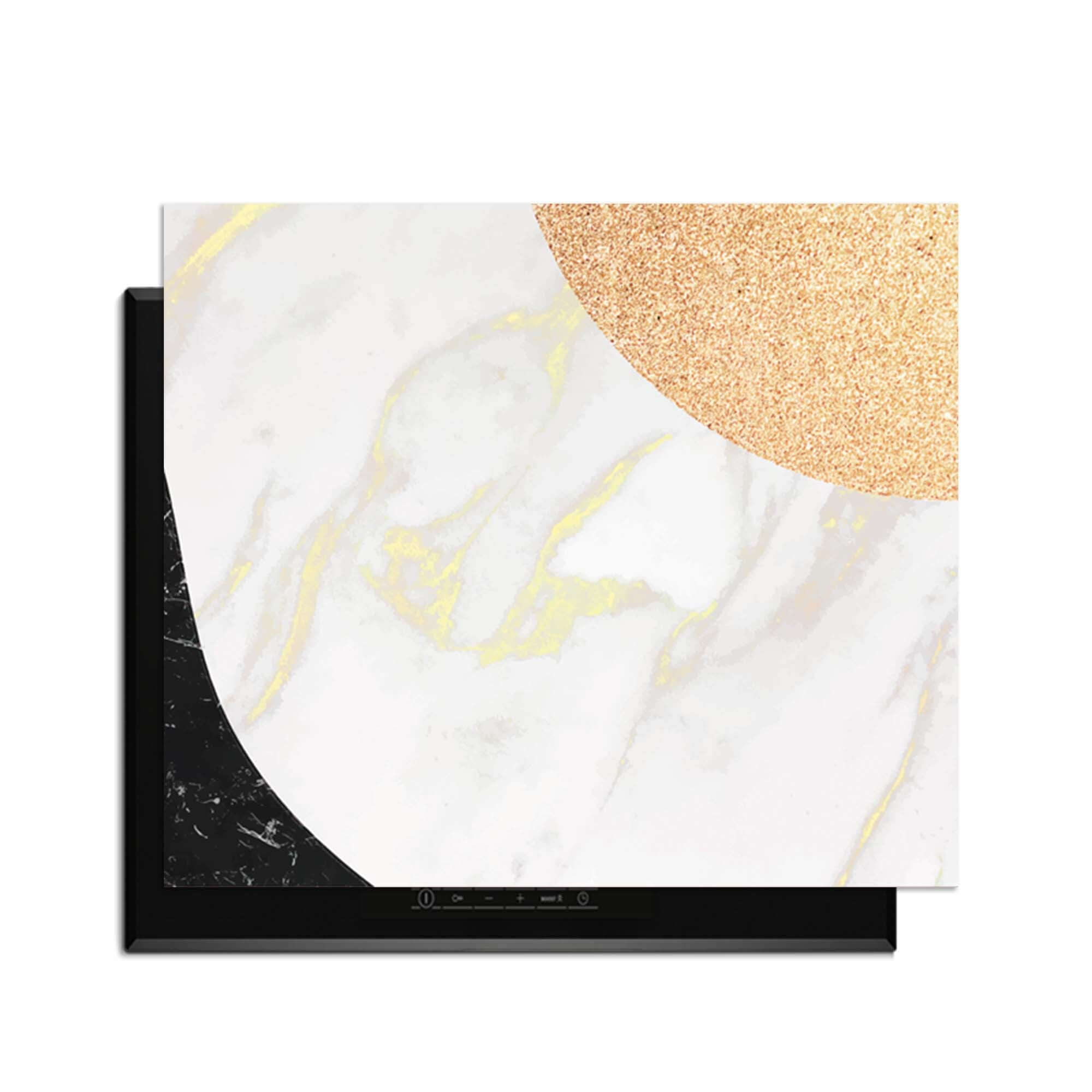 Marmor Chic - Herdabdeckplatte mit weißem und schwarzem Marmor und goldenen Akzenten für Luxus in der Küche.