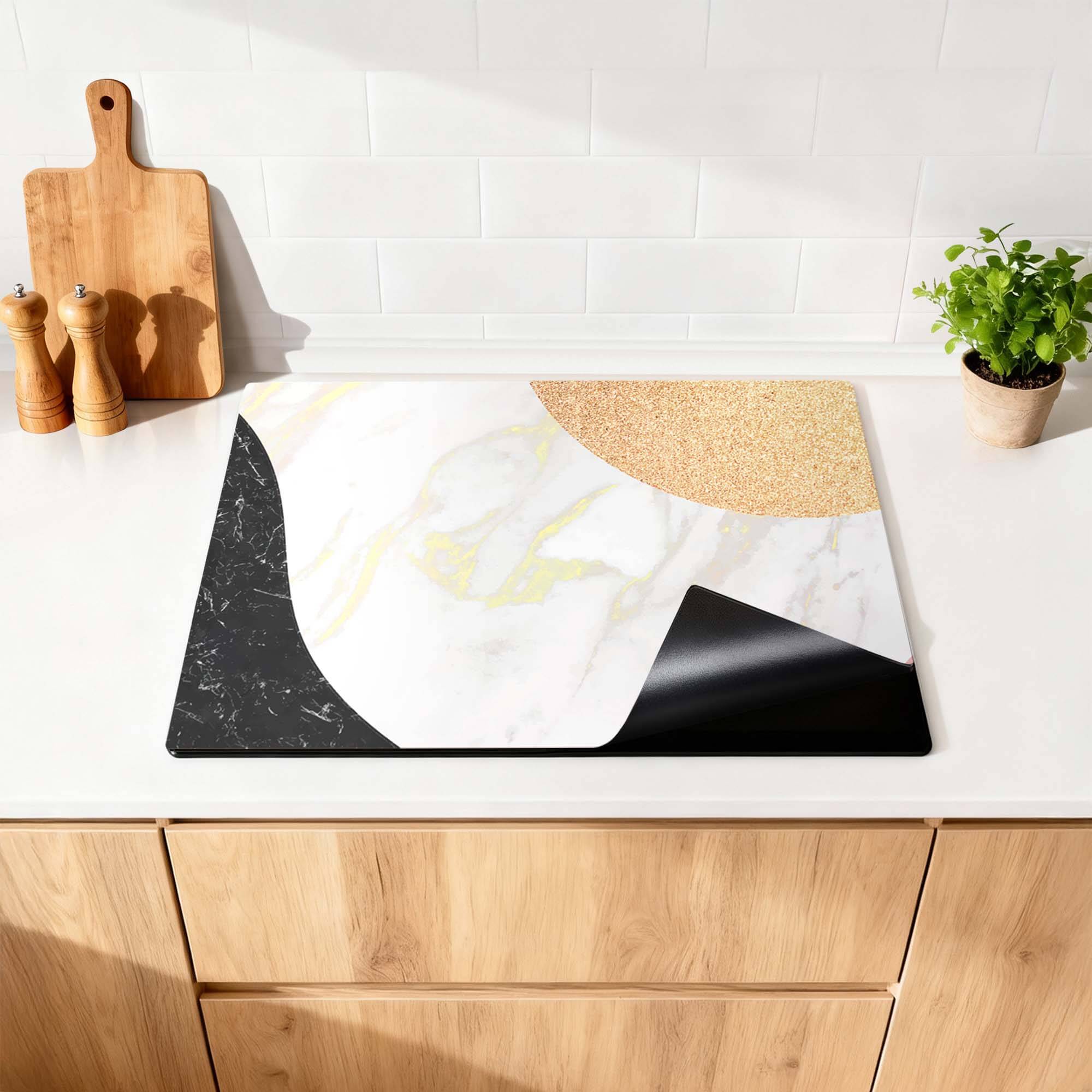 Marble Chic - Herdabdeckplatte mit einem eleganten Design aus Marmor und goldenen Akzenten.