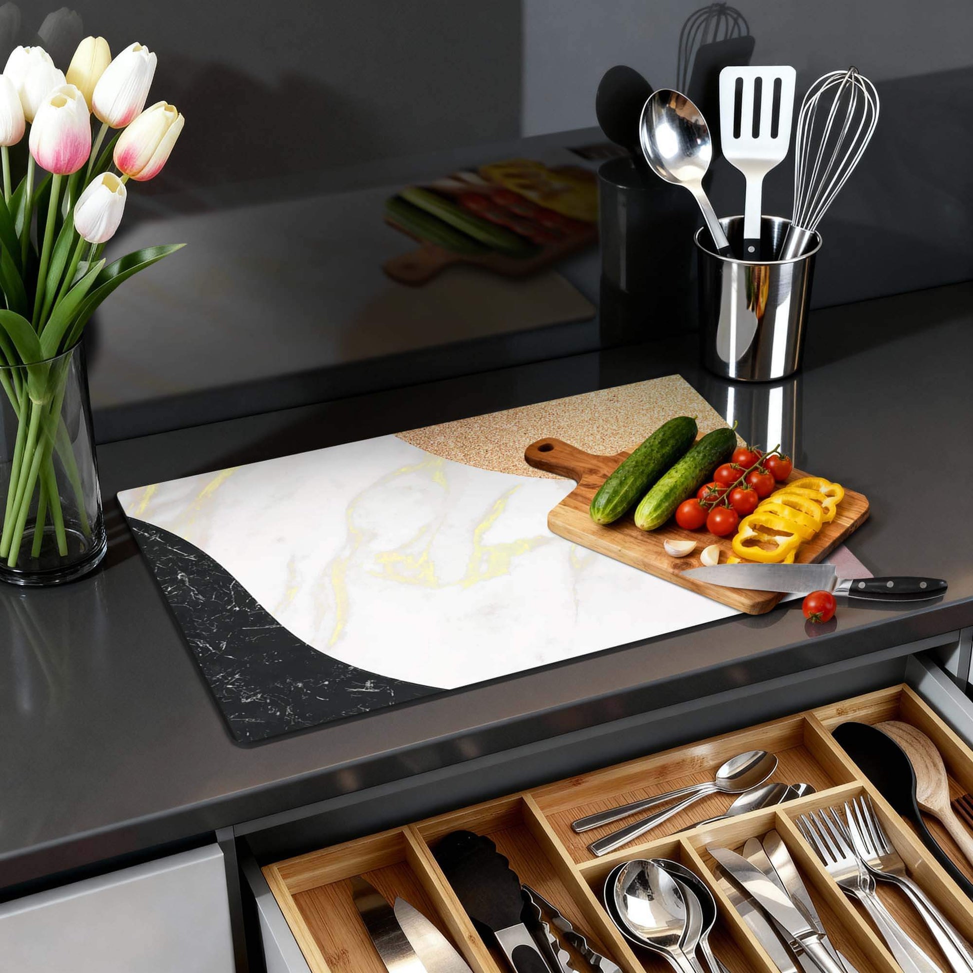 Marble Chic - Herdabdeckplatte mit luxuriösem Marmor-Design, Schneidebrett und frischem Gemüse auf einer modernen Küchenarbeitsplatte.