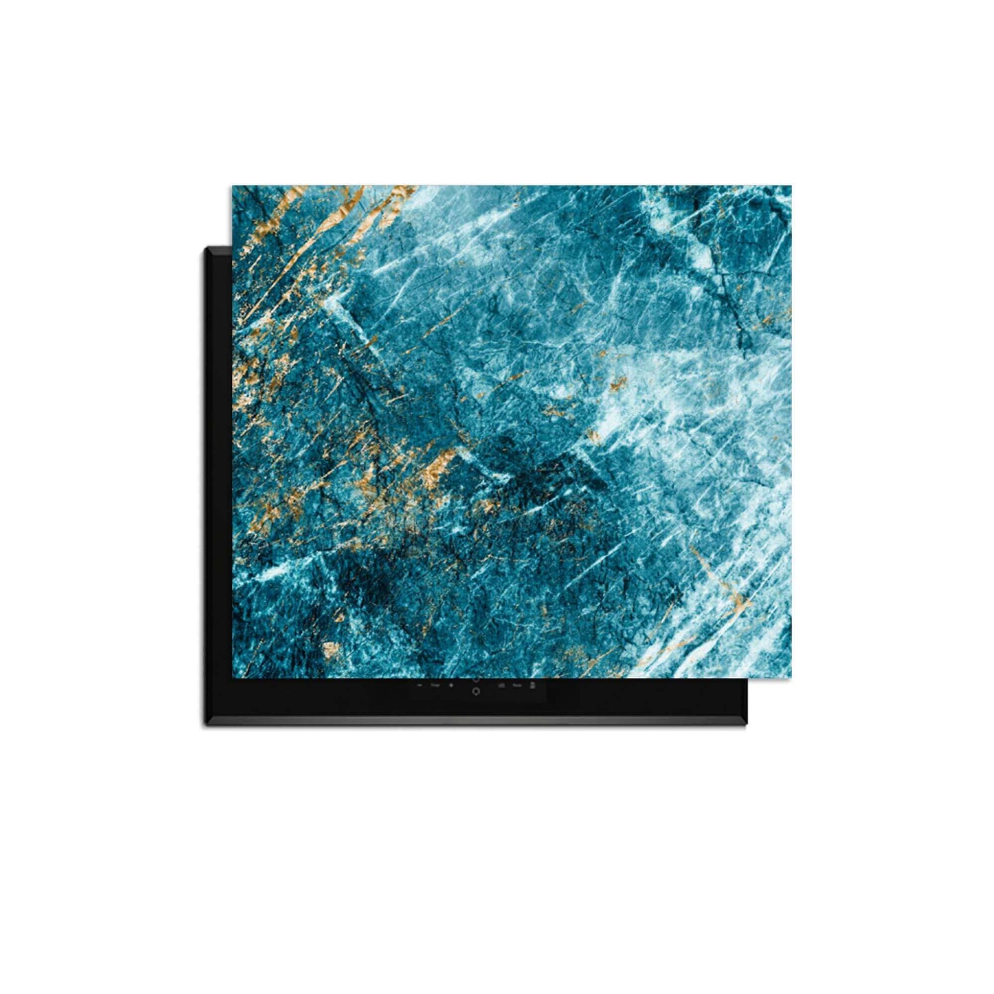 Deep Ocean Marble - Herdabdeckplatte auf einem Kochfeld mit elegantem Marmormuster in Blau und Gold.