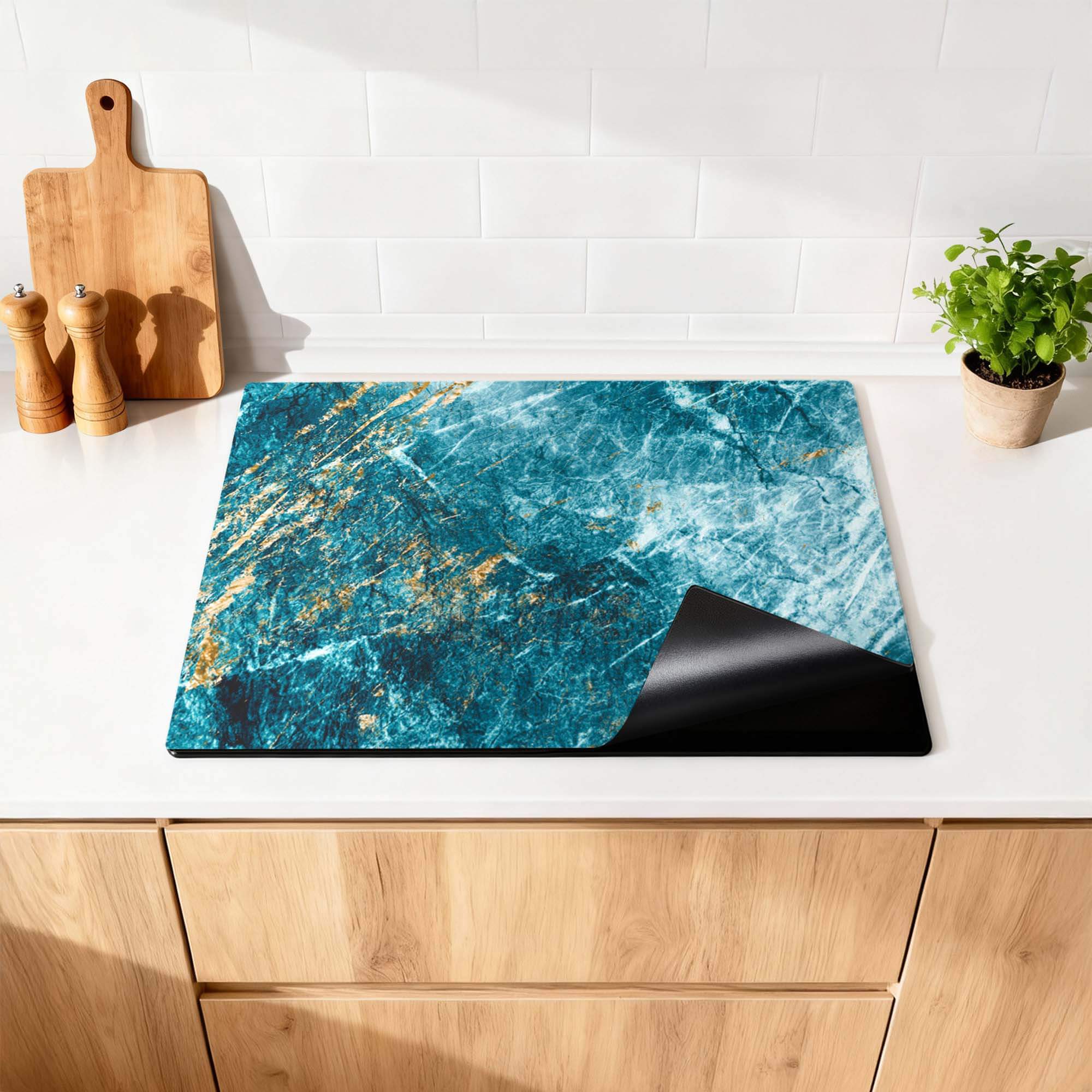 Deep Ocean Marble - Herdabdeckplatte mit elegantem Marmormuster in Blau und Gold auf moderner Küche.