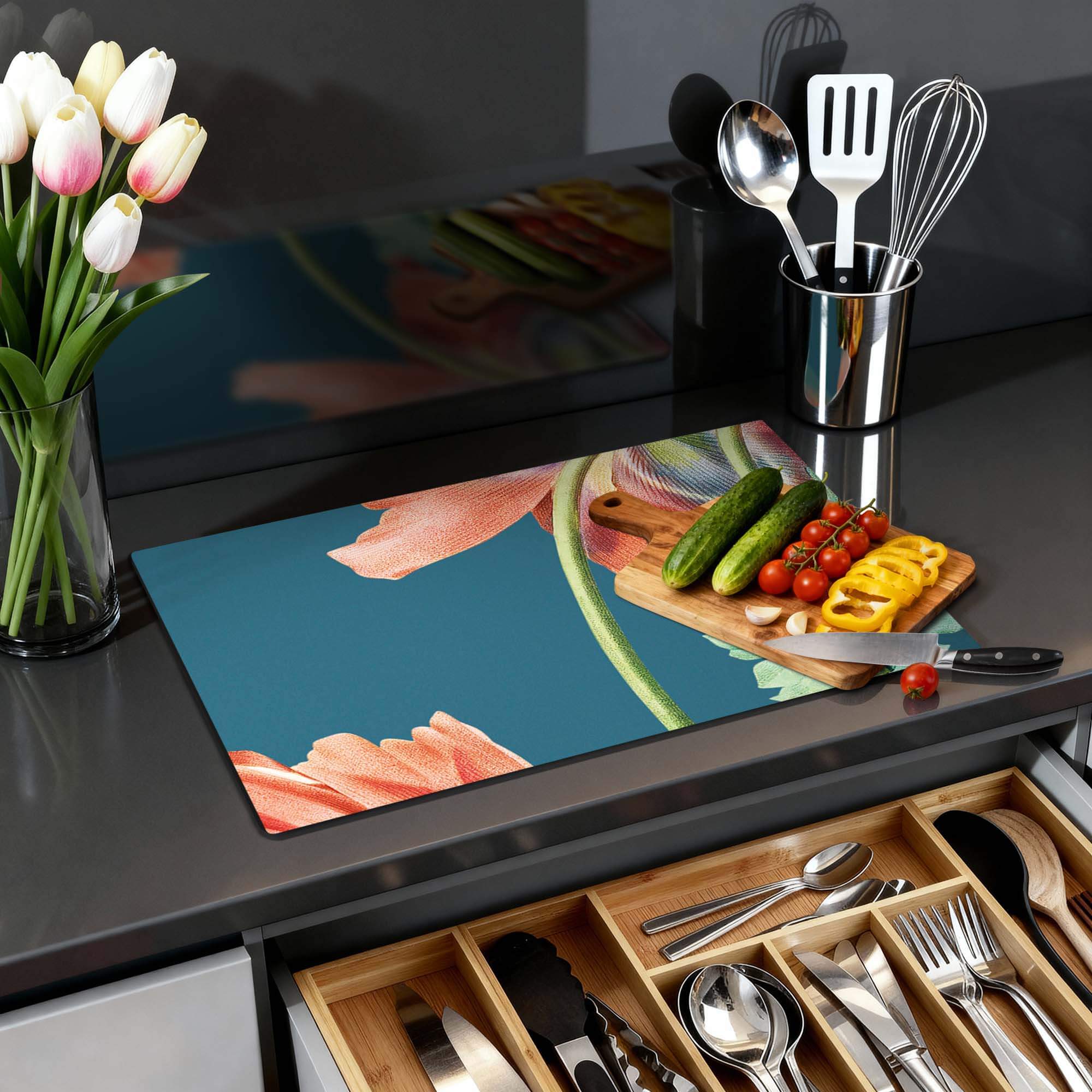 Blooming Grace - Herdabdeckplatte mit floralem Design auf einer modernen Küchenarbeitsplatte.