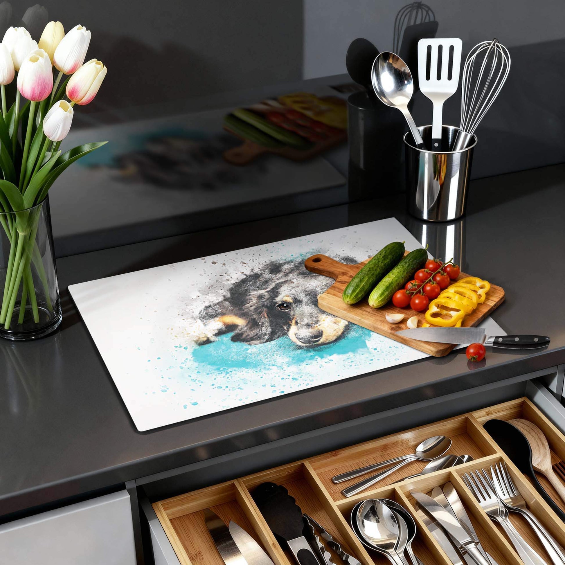 Dreamy Dachshund - Induktionswächter auf einer Küchenplatte mit Gemüse und Blumen.