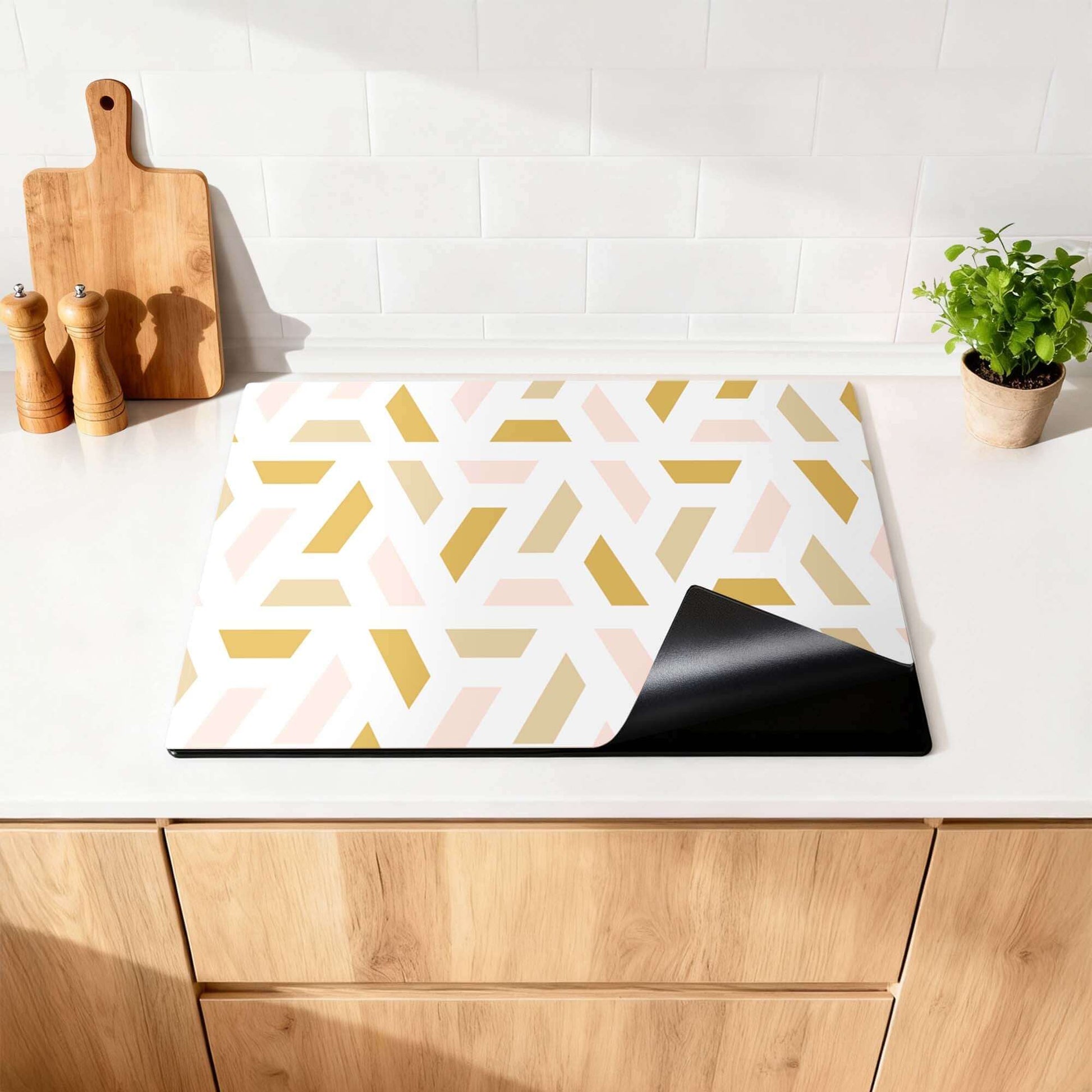 Pastel Harmony - Herdabdeckplatte mit geometrischem Design und Pastellfarben auf einer Küchenarbeitsplatte.