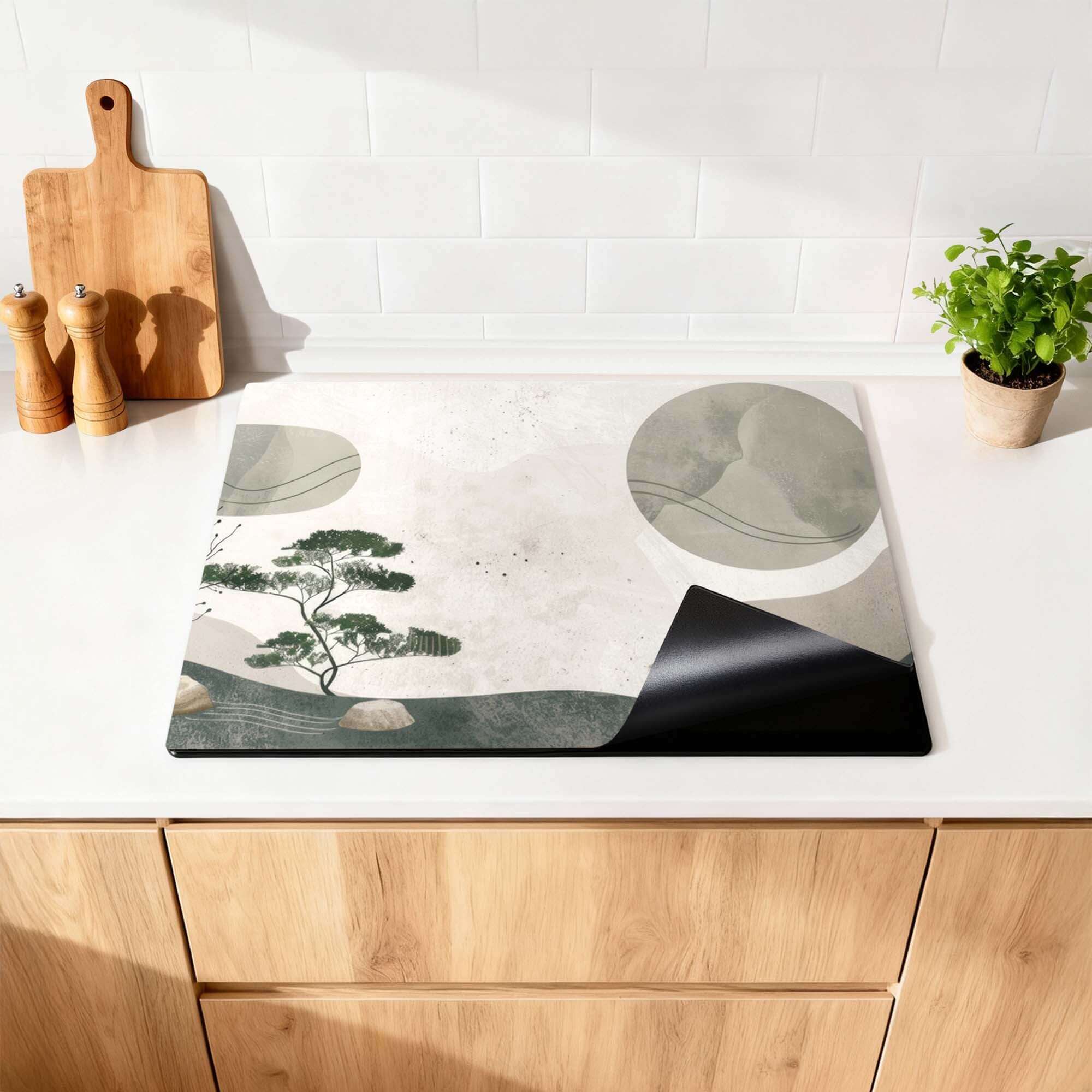 Zen Pine - Japandi Herdabdeckplatte auf einer Küchenarbeitsplatte mit natürlichen Elementen und minimalistischem Design.