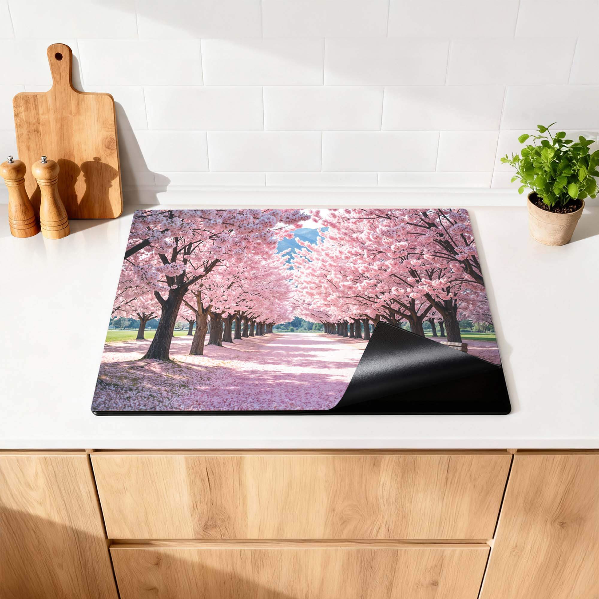 Sakura Bliss - Herdabdeckplatte mit einem heiteren japanischen Kirschblütenmotiv auf einer Küchenarbeitsplatte.