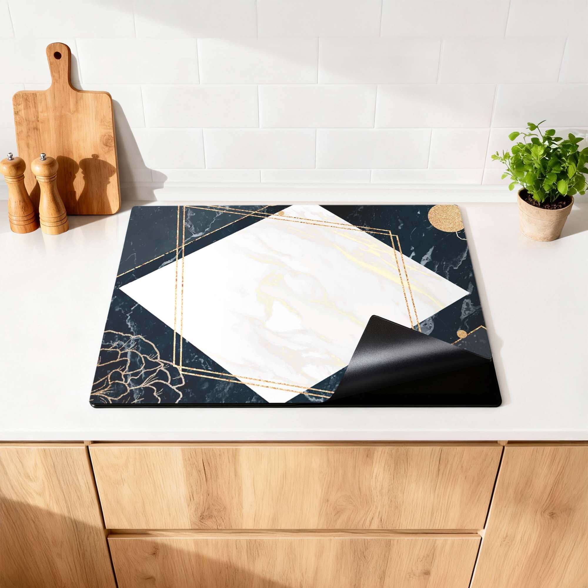 Glamour Marble - Herdabdeckplatte auf einer modernen Küchenoberfläche mit schickem Design.