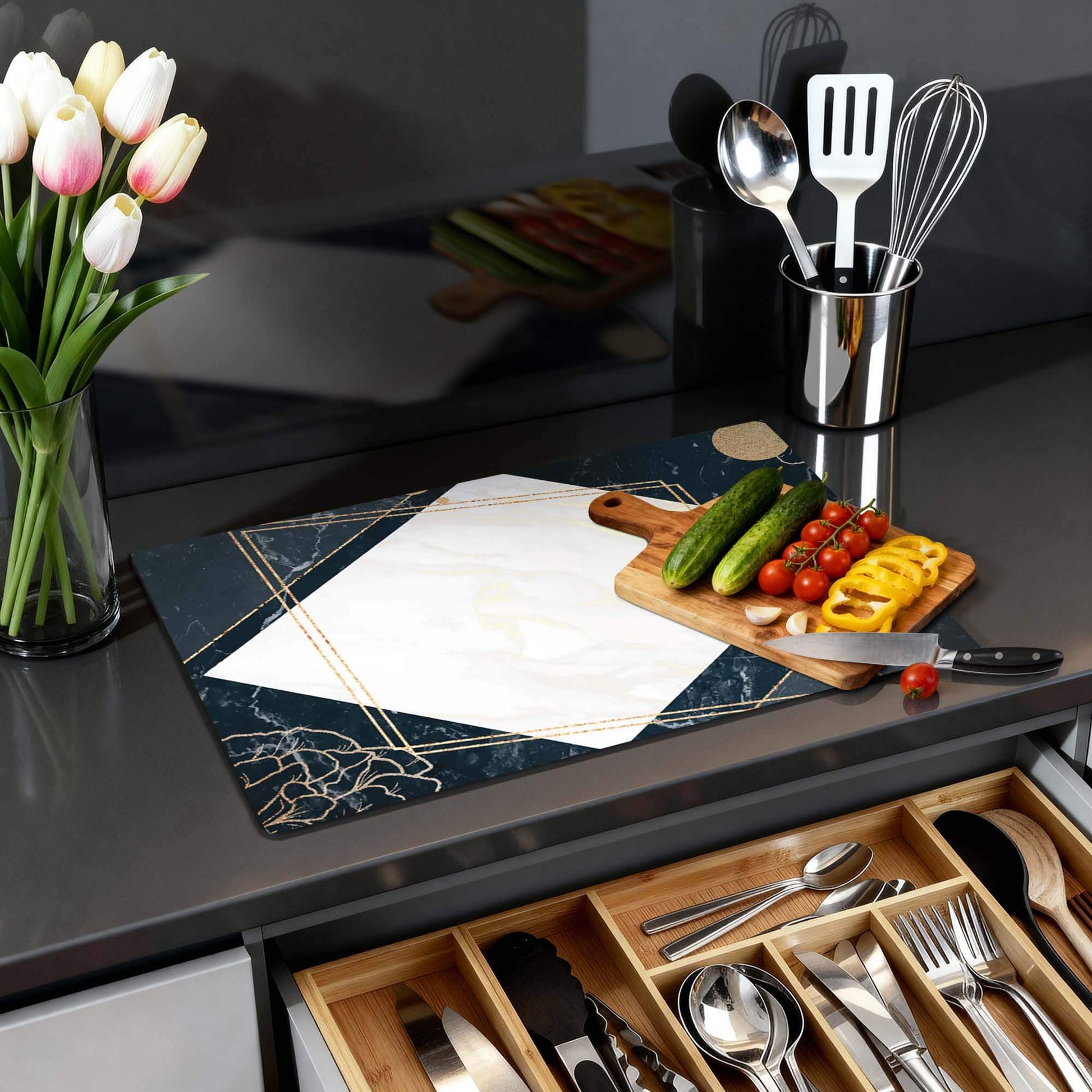 Glamour Marble - Herdabdeckplatte auf einem modernen Küchentisch mit Gemüse und Blumen.