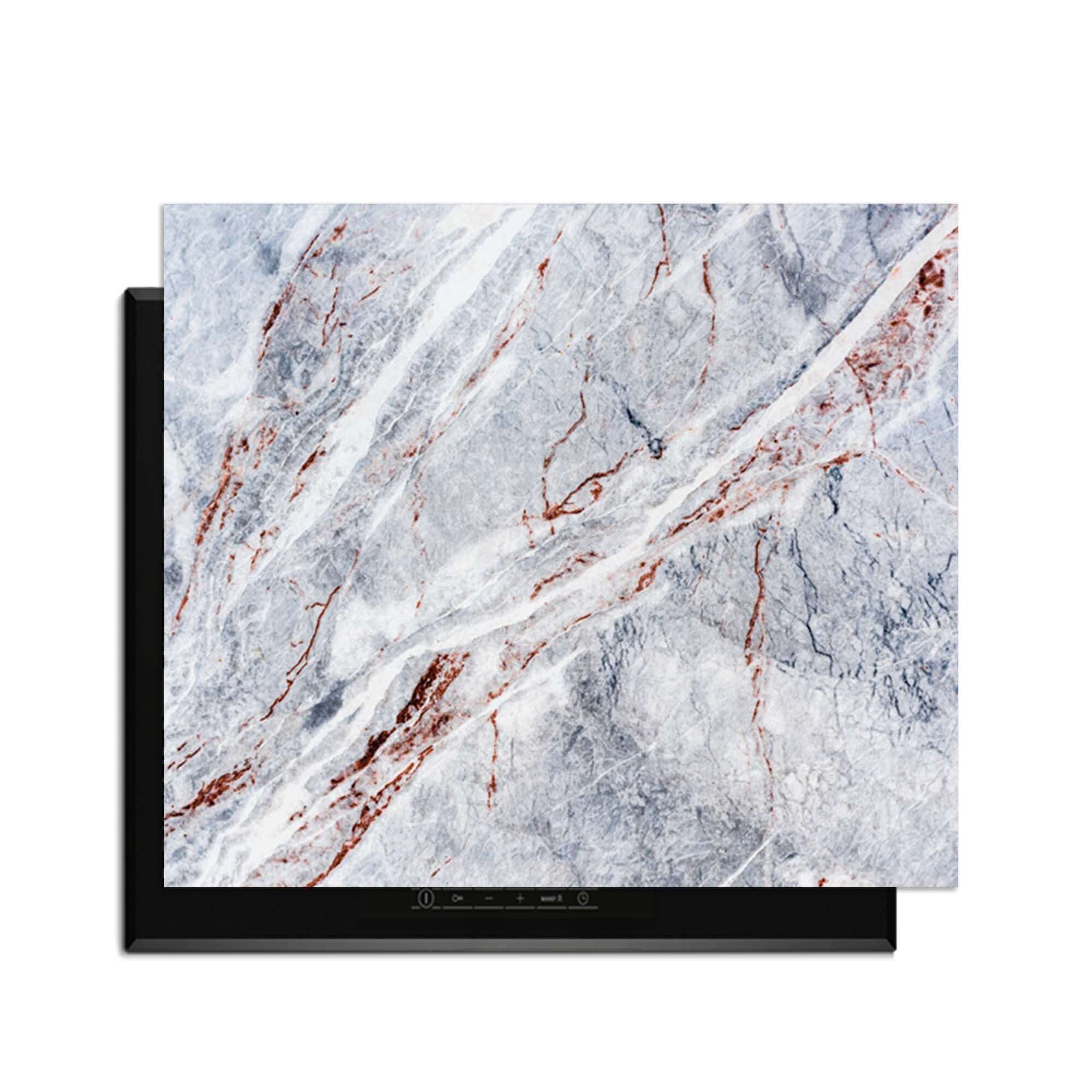 Elegantes Marmor - Herdabdeckplatte auf einem Induktionskochfeld für ein luxuriöses Küchenbild.
