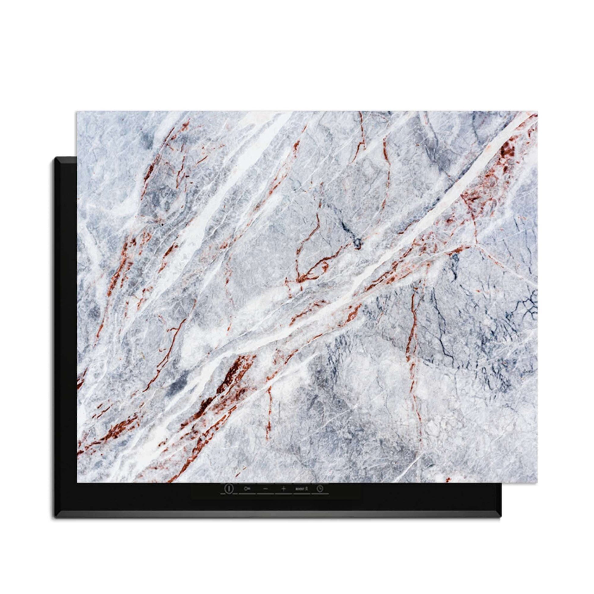 Elegantes Marmor - Herdabdeckplatte auf einem Induktionskochfeld für eine luxuriöse Küche.