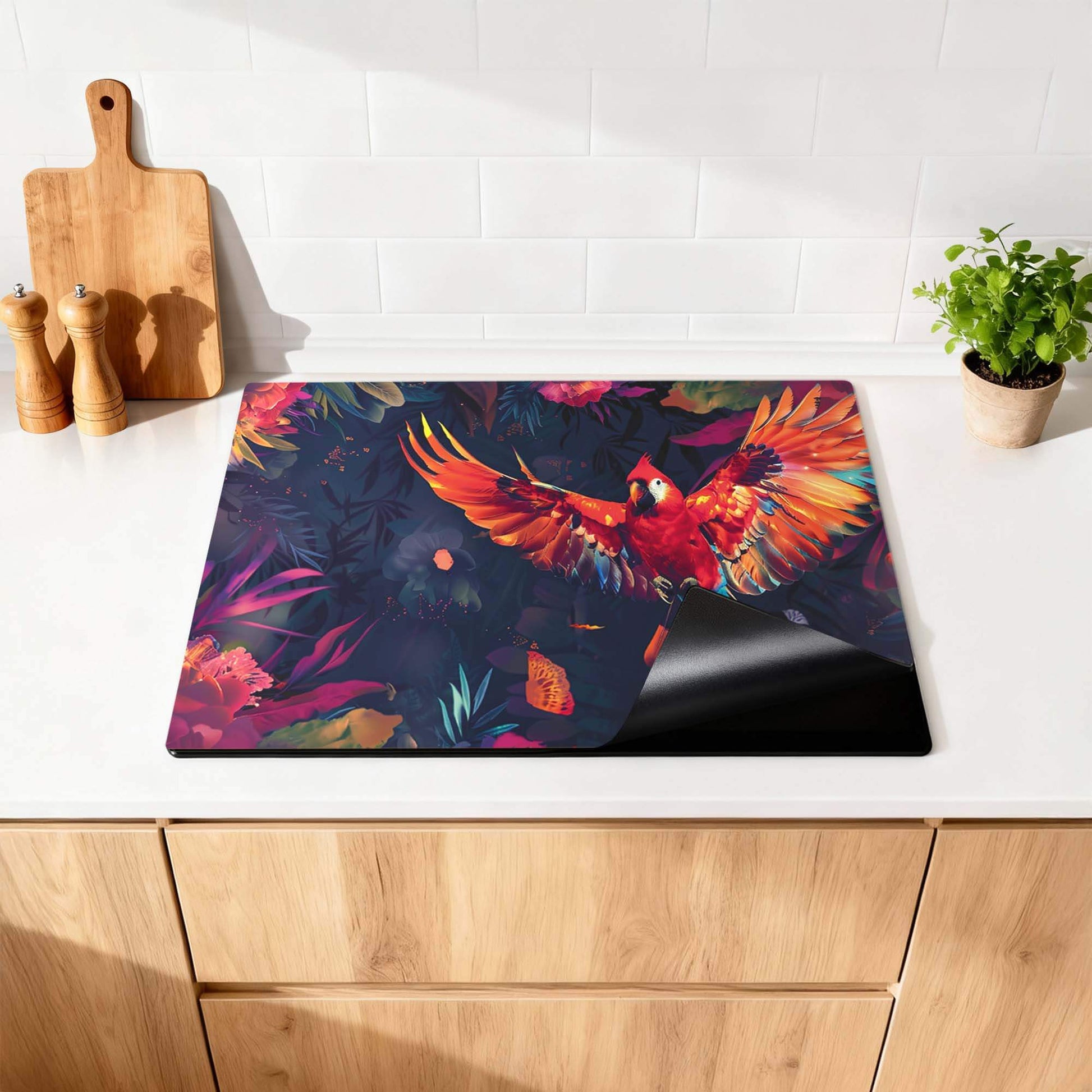 Tropical Wings - Herdabdeckplatte mit leuchtenden Farben und tropischem Flair auf einer Küchenarbeitsplatte.