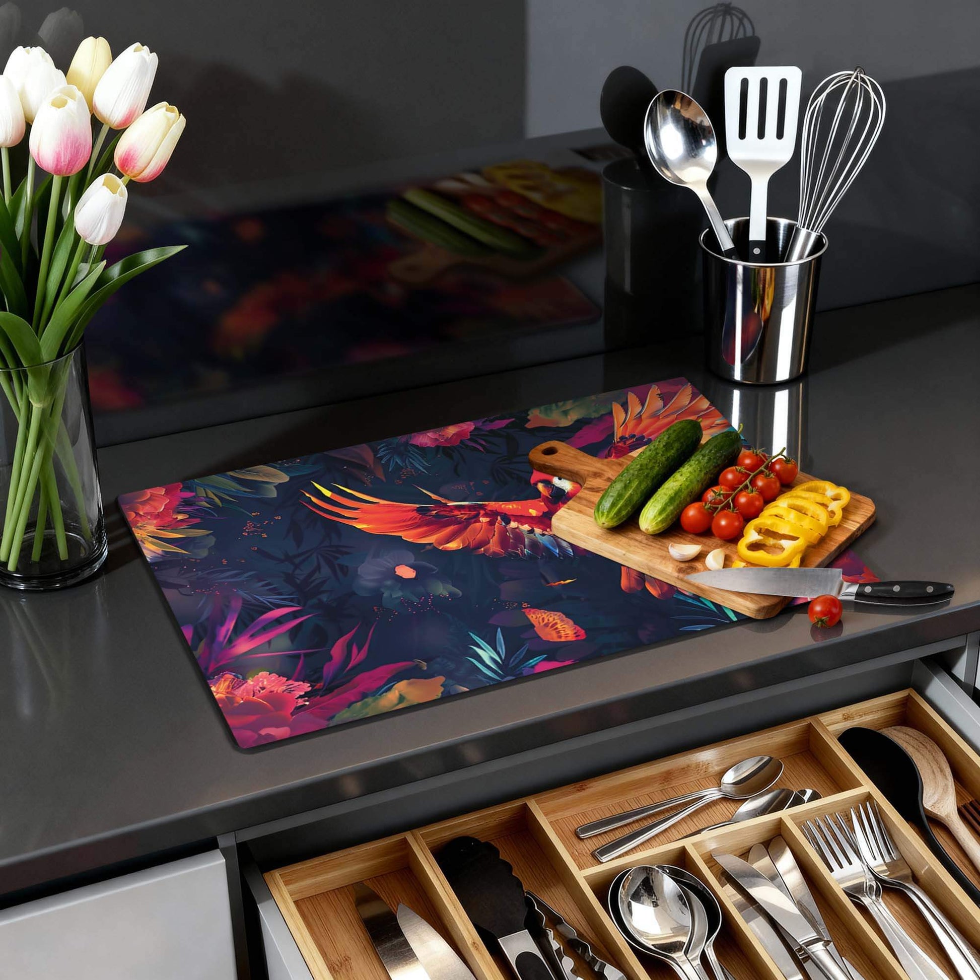 Tropical Wings - Herdabdeckplatte mit tropischem Design und buntem Flair auf einer modernen Küchenarbeitsplatte.