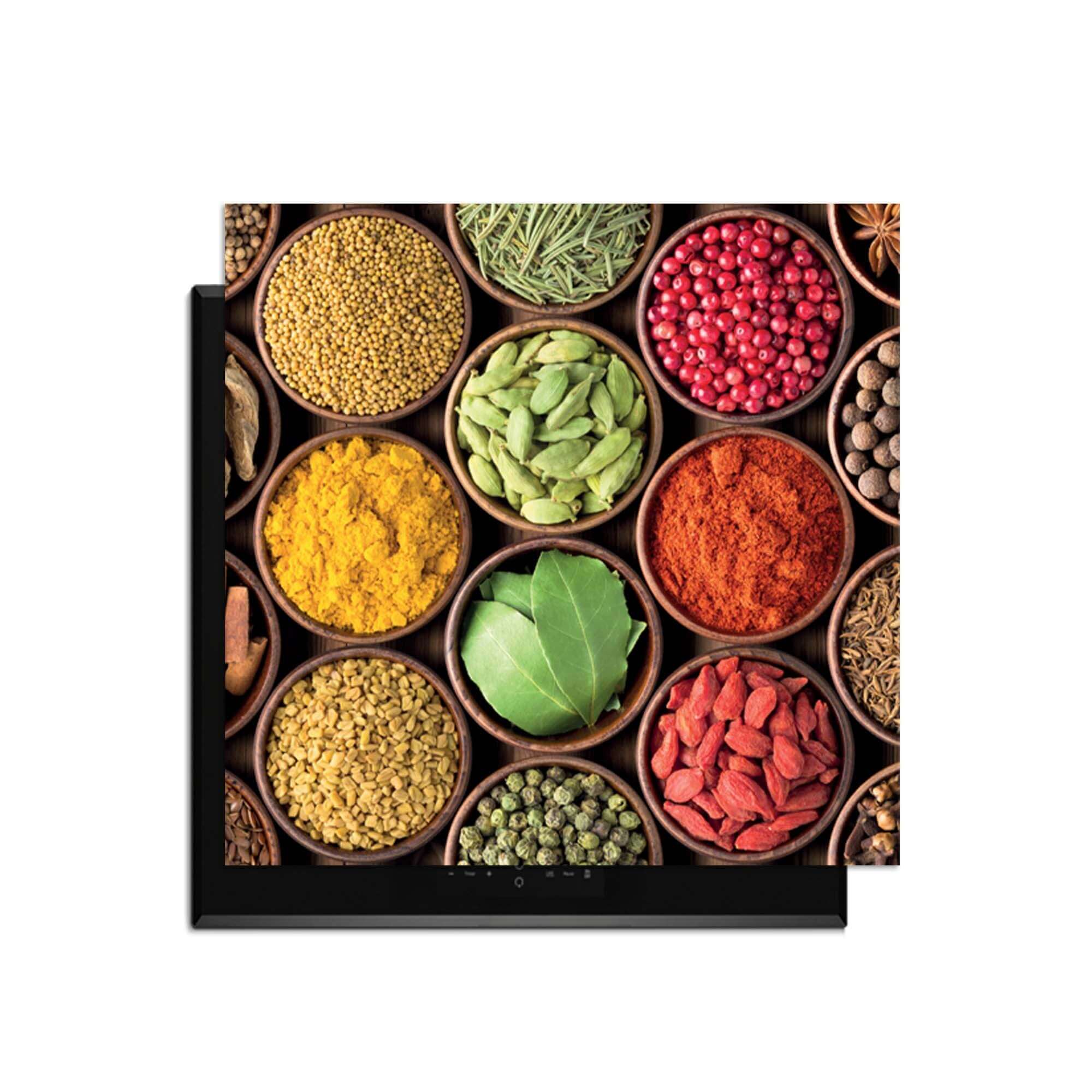 Spice Harmony - Herdabdeckplatte mit bunten Kräutern und Gewürzen in Holzgefäßen.