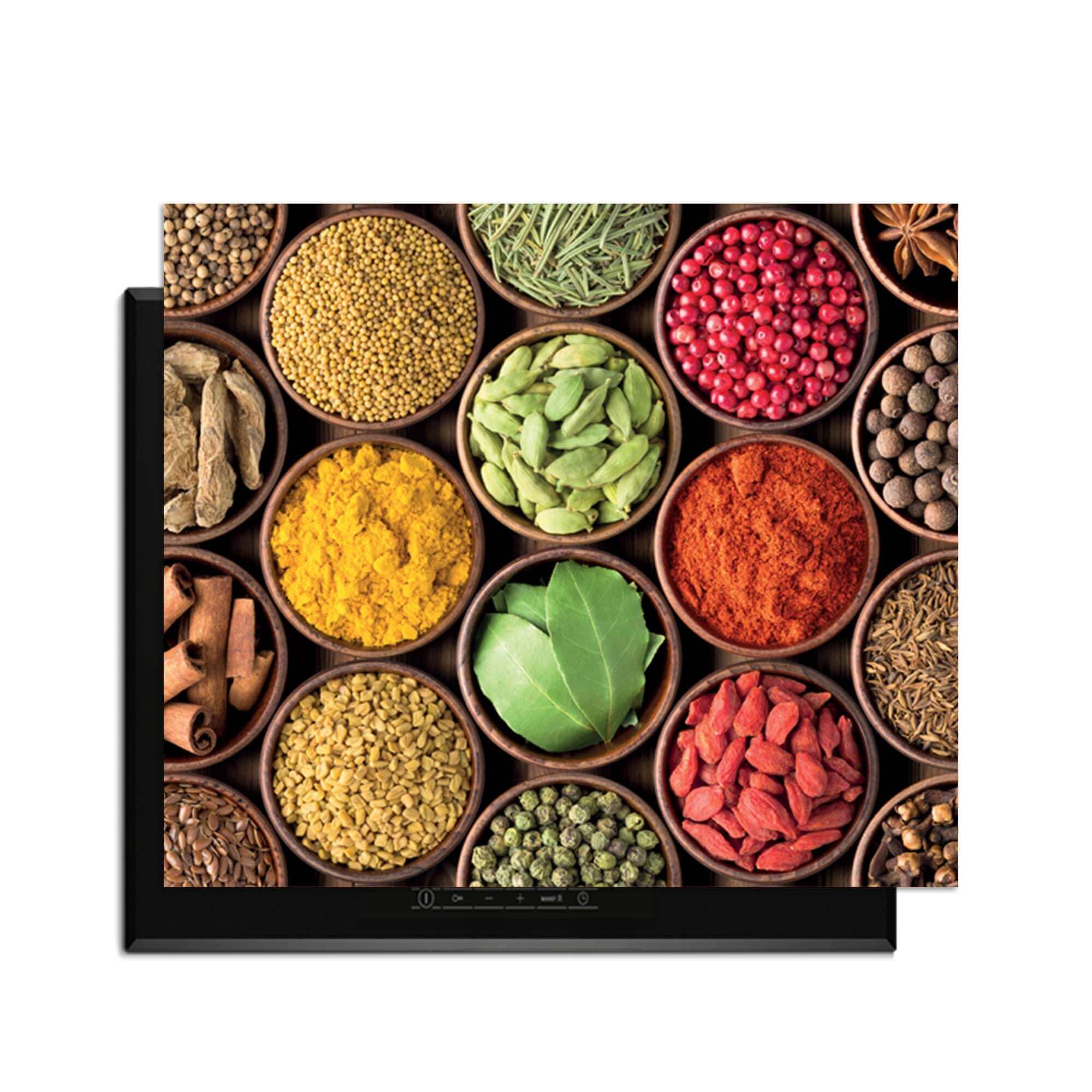 Spice Harmony - Herdabdeckplatte mit einer bunten Auswahl an Kräutern und Gewürzen in runden Töpfen.