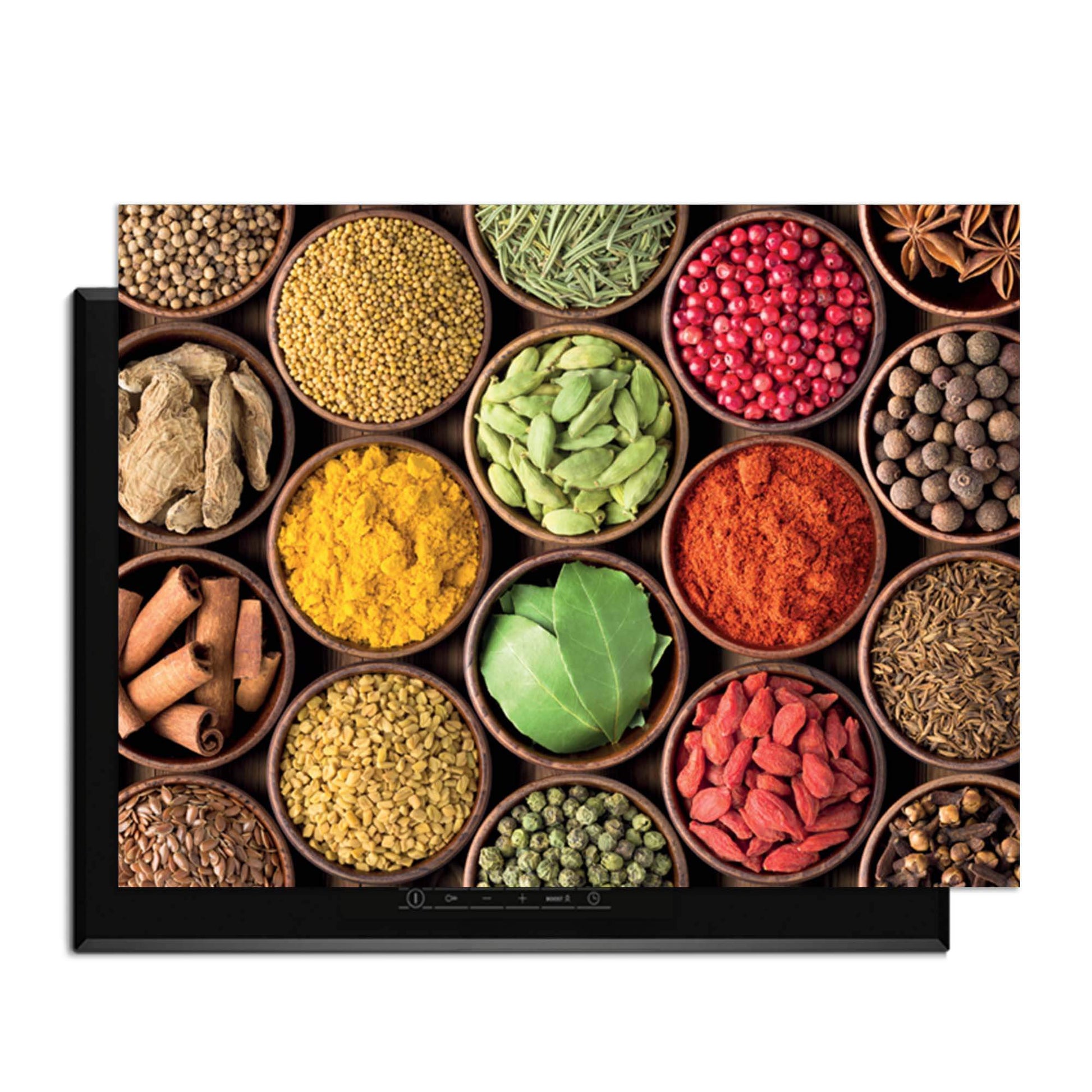 Spice Harmony - Herdabdeckplatte mit bunten Kräutern und Gewürzen in Holzschalen.