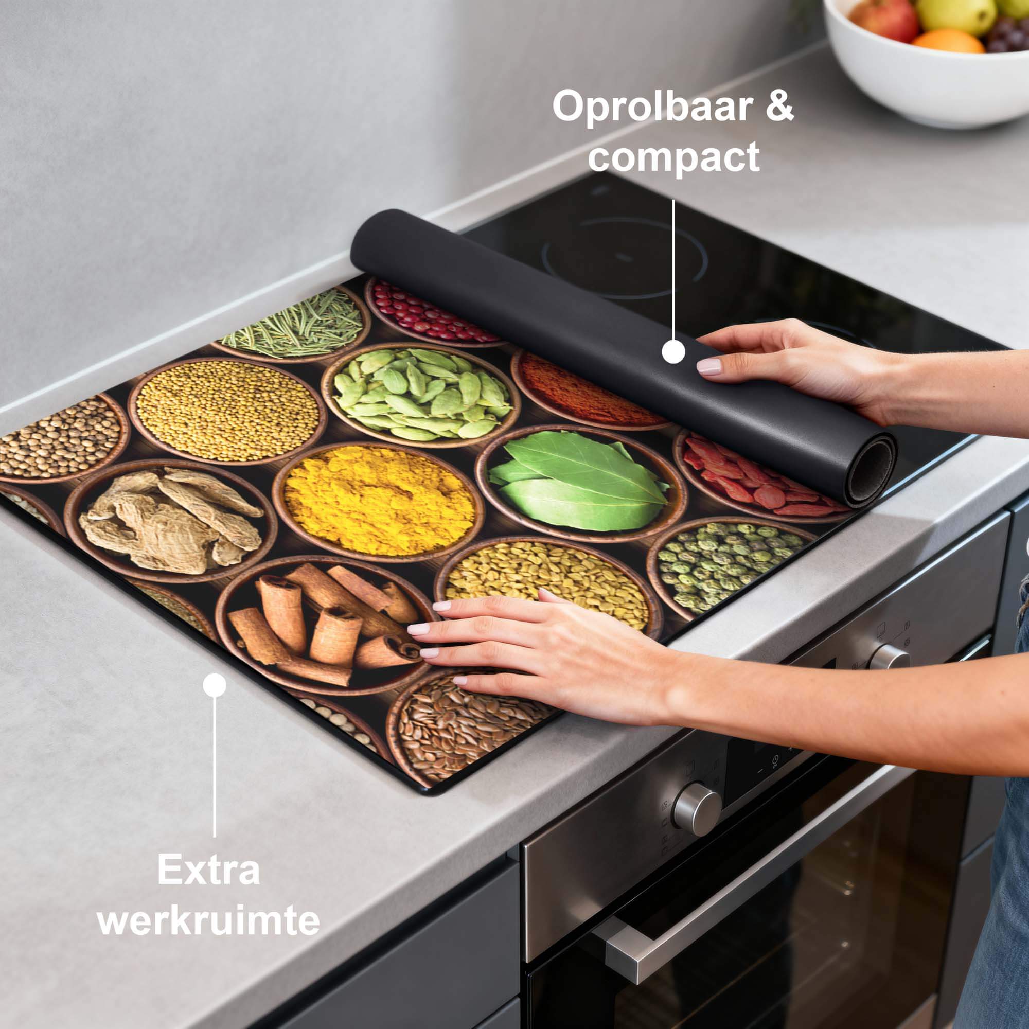 Spice Harmony - Herdabdeckplatte mit bunten Gewürzen auf dem Kochfeld, aufrollbar und kompaktes Design.